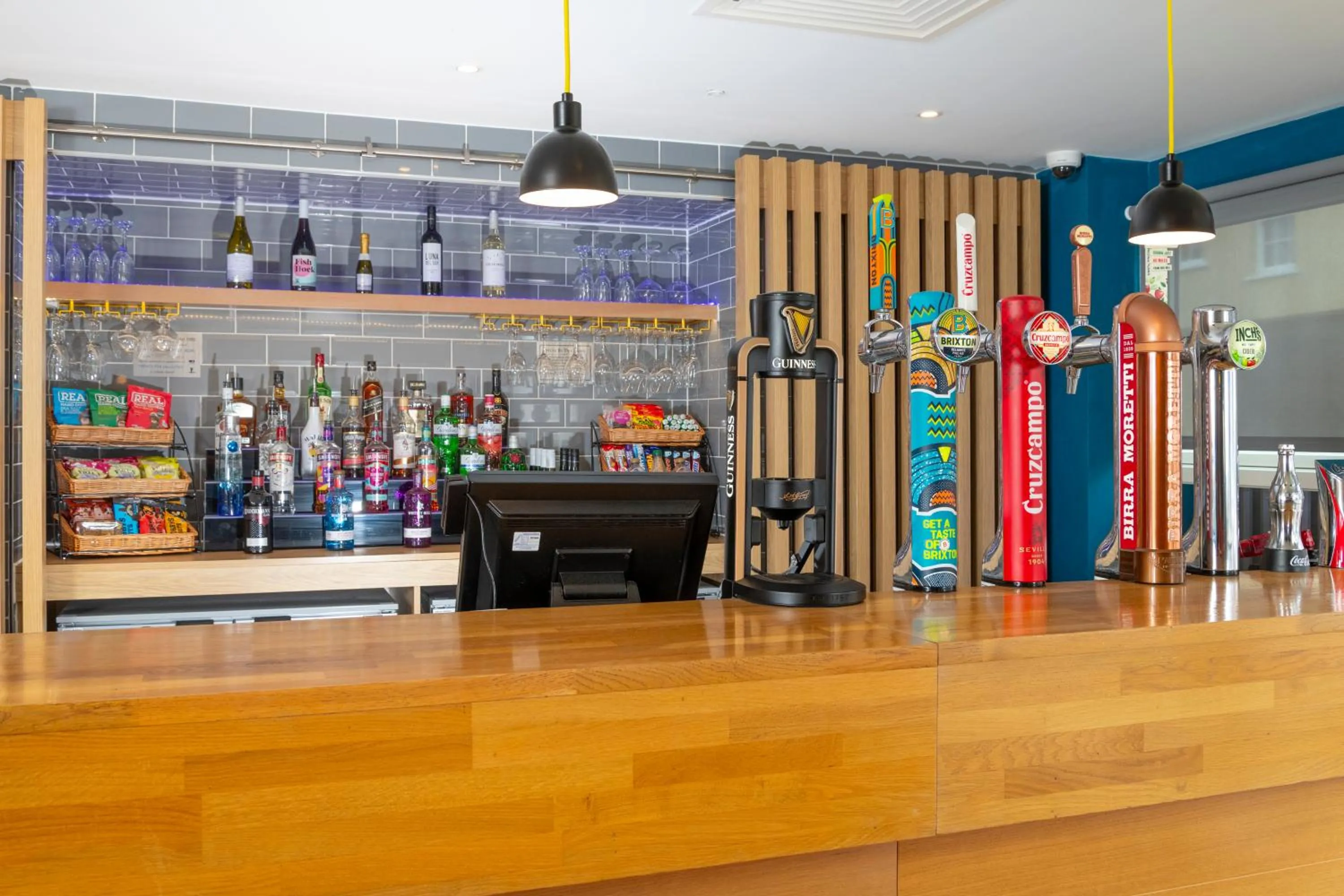 Lounge or bar in Holiday Inn Express - Exeter - City Centre by IHG