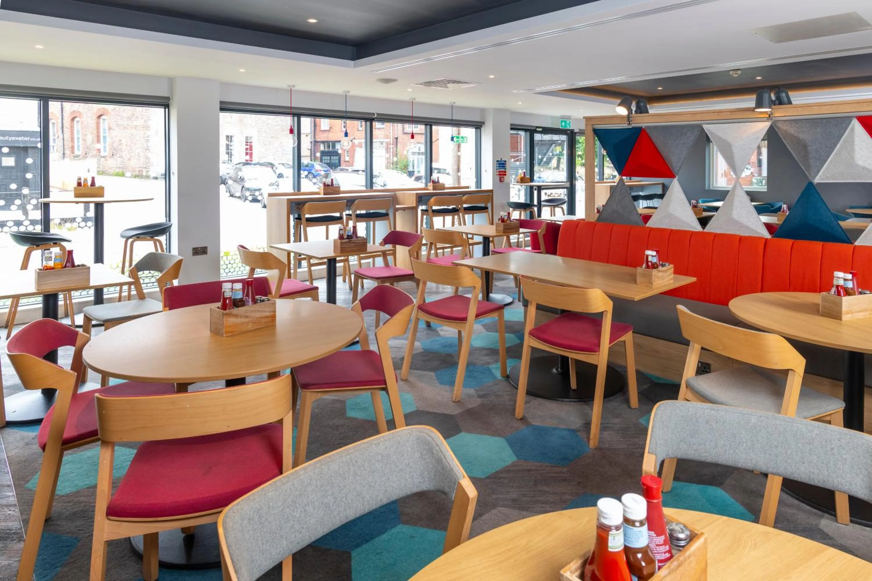 Lounge or bar in Holiday Inn Express - Exeter - City Centre by IHG
