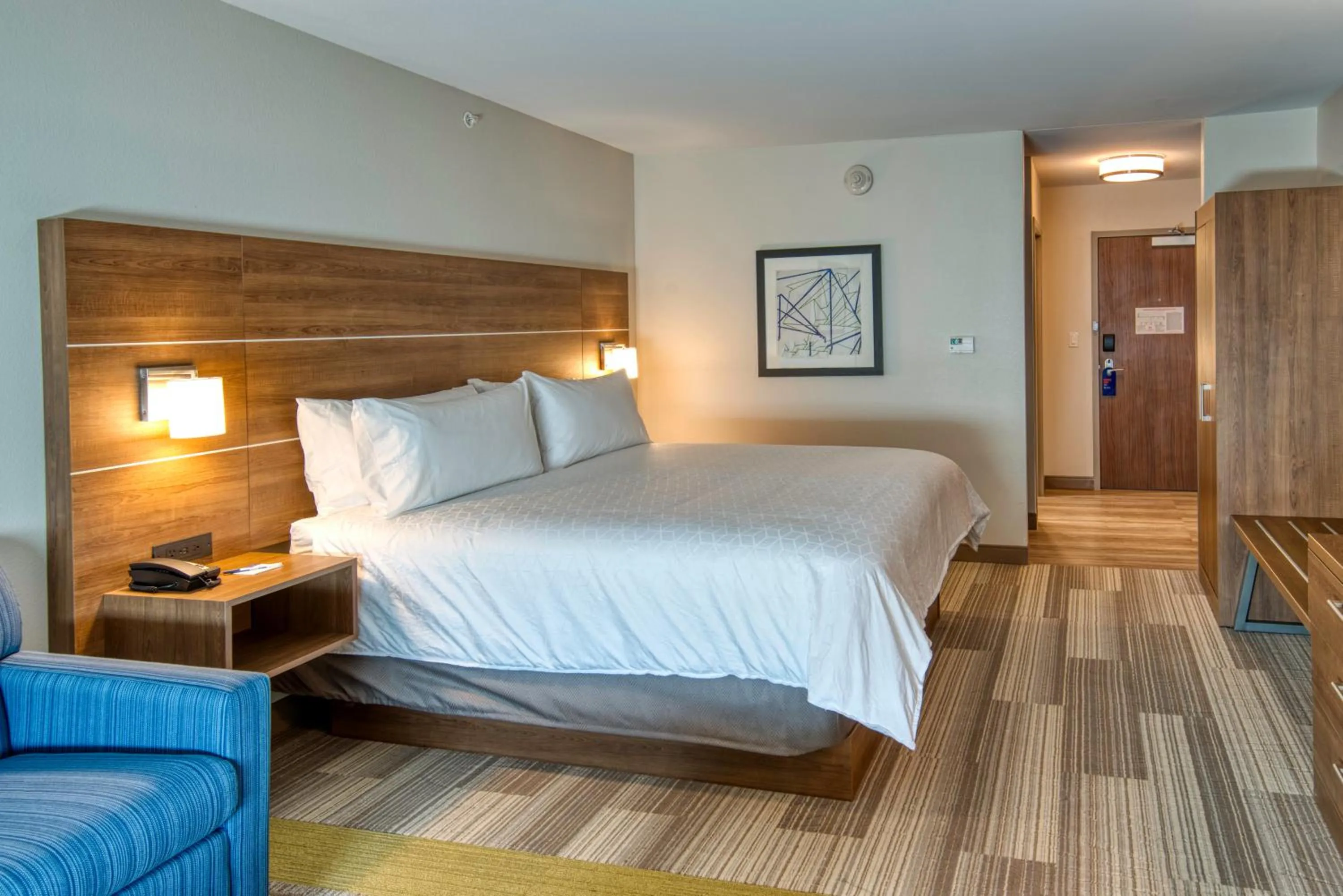 Photo of the whole room, Bed in Holiday Inn Express & Suites Omaha Downtown Old Market by IHG