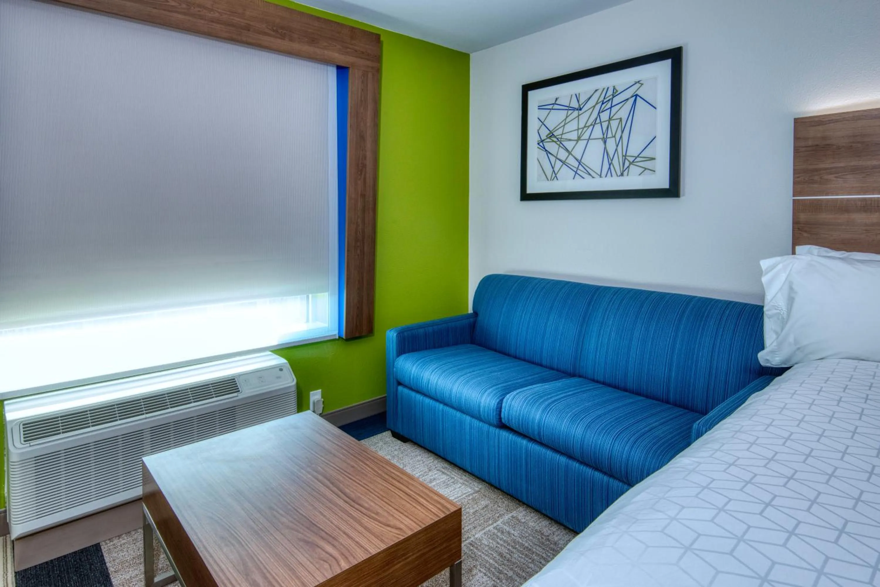 Photo of the whole room, Bed in Holiday Inn Express & Suites Omaha Downtown Old Market by IHG