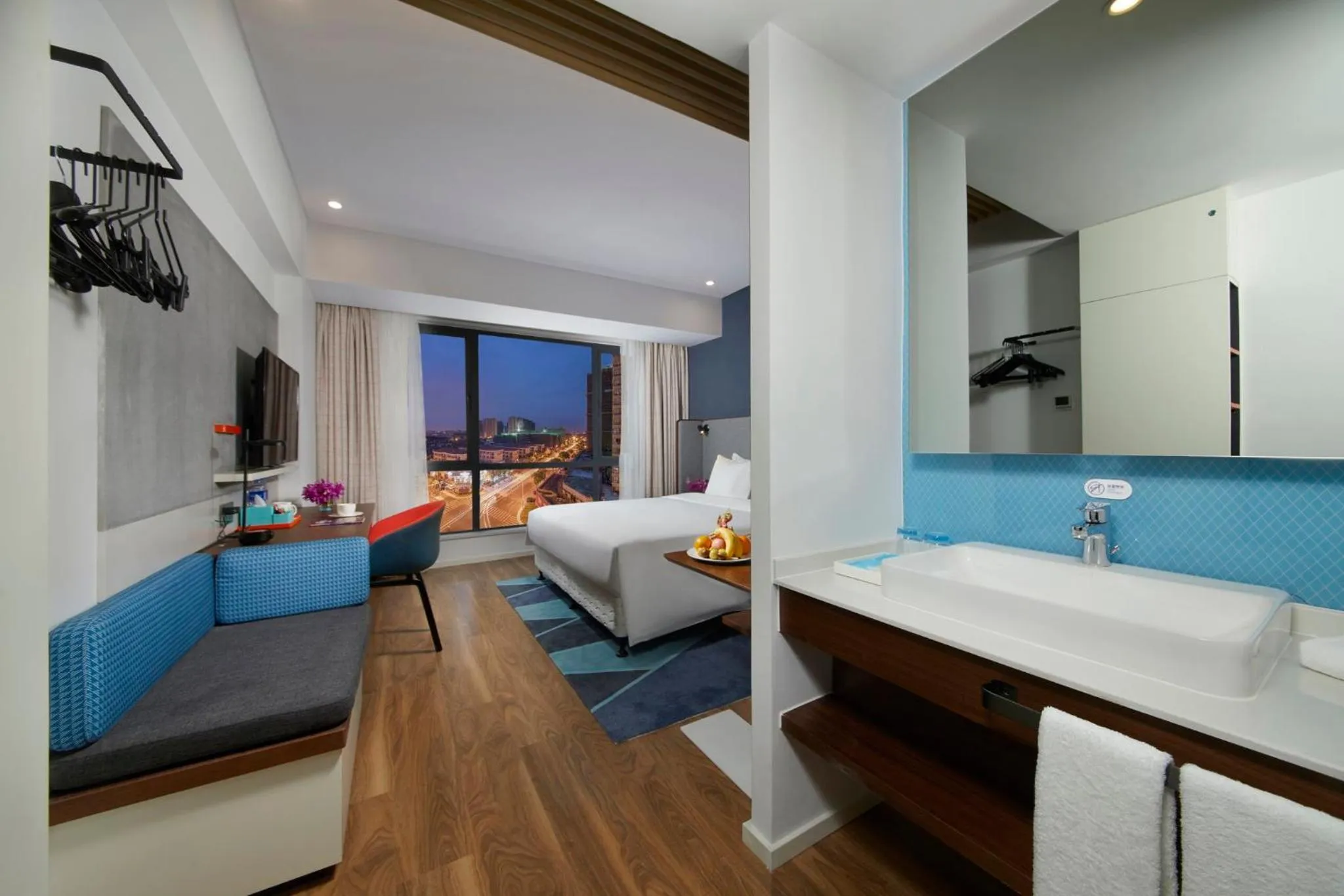 Photo of the whole room, Bed in Holiday Inn Express Zhangjiagang East by IHG