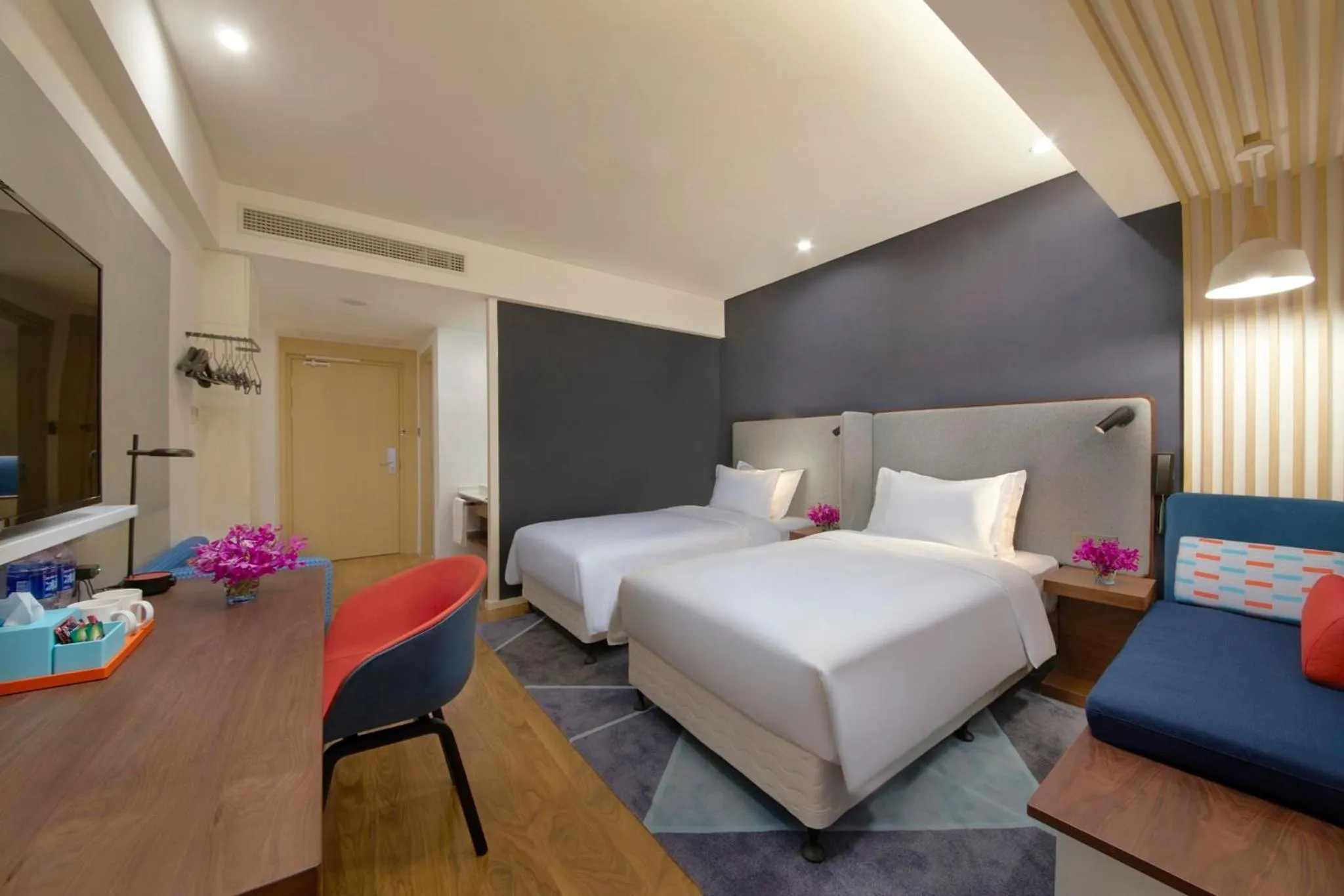 Photo of the whole room, Bed in Holiday Inn Express Zhangjiagang East by IHG