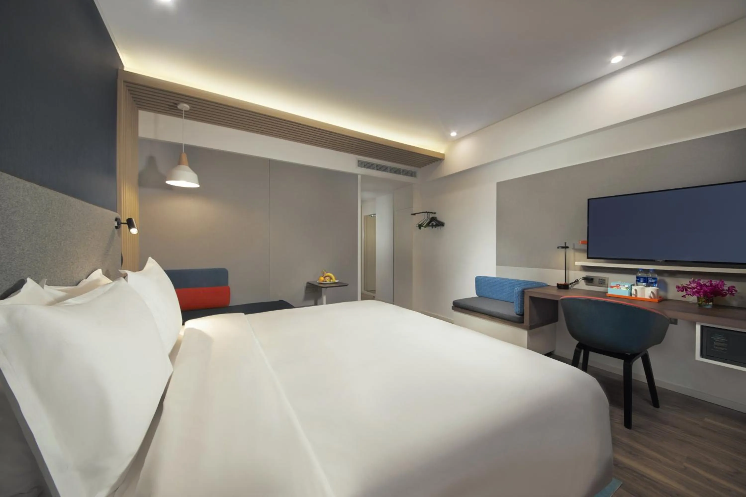 Photo of the whole room, Bed in Holiday Inn Express Zhangjiagang East by IHG