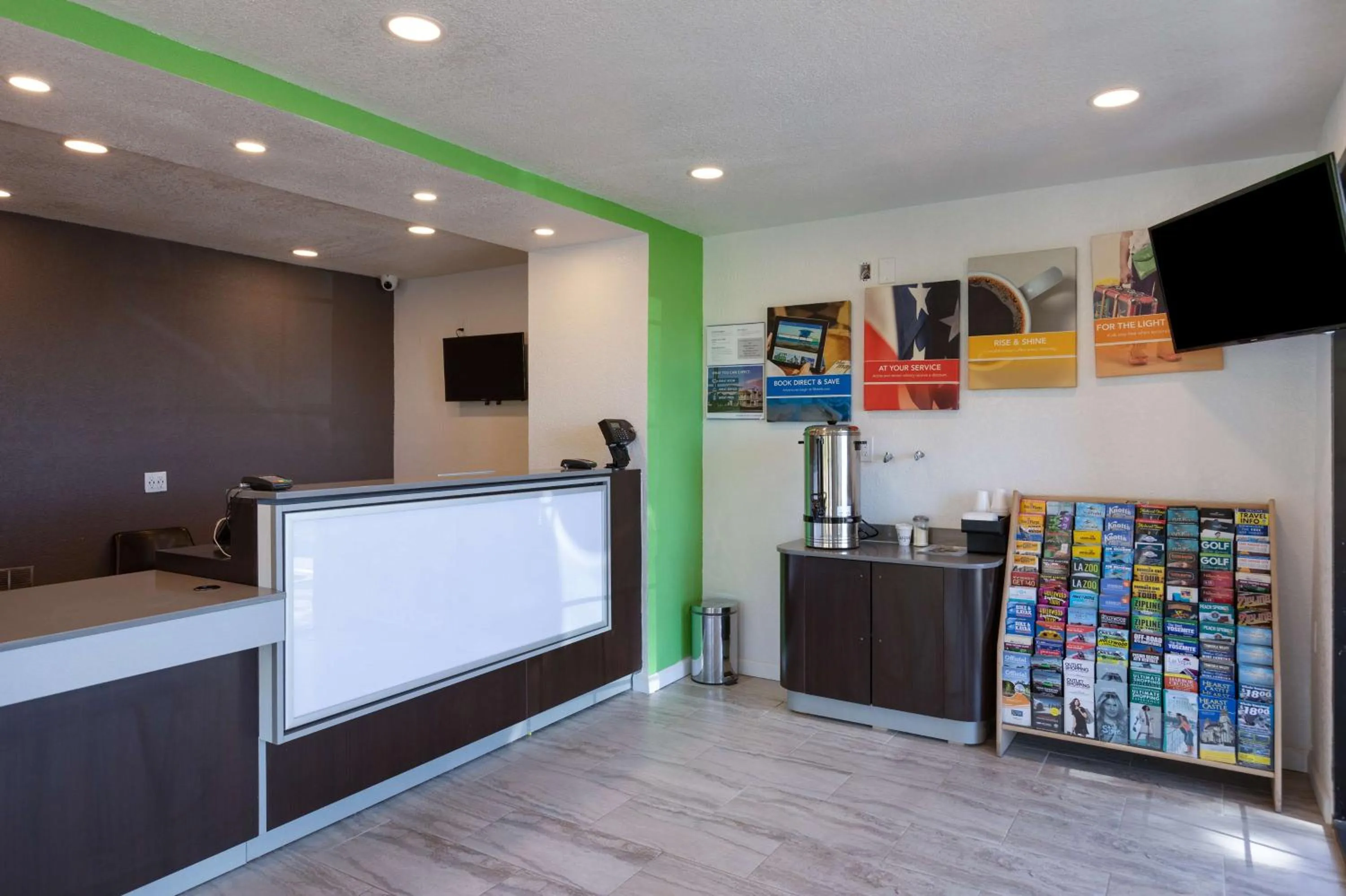 Communal lounge/ TV room in Studio 6-Barstow, CA