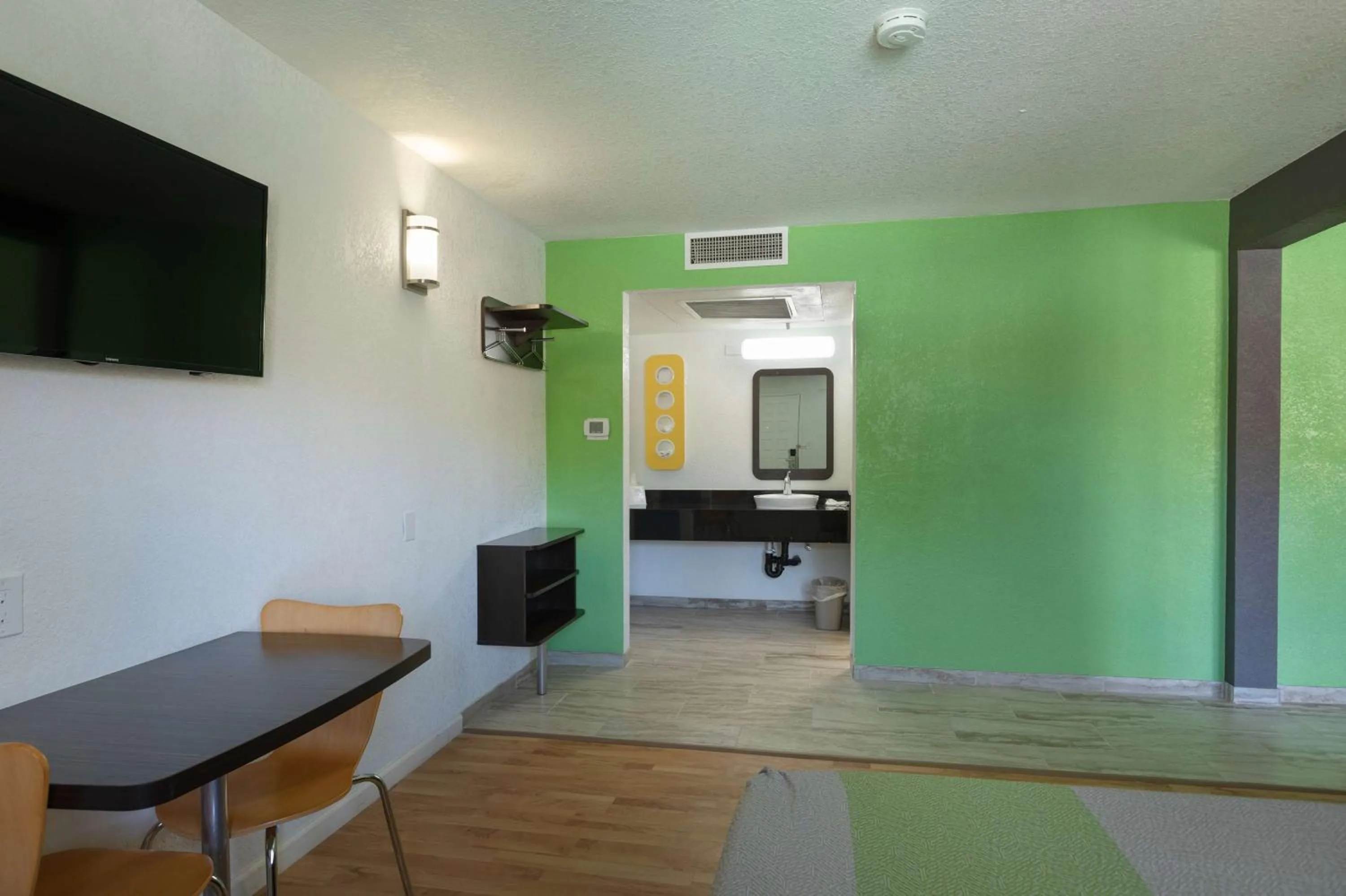 TV and multimedia in Studio 6-Barstow, CA