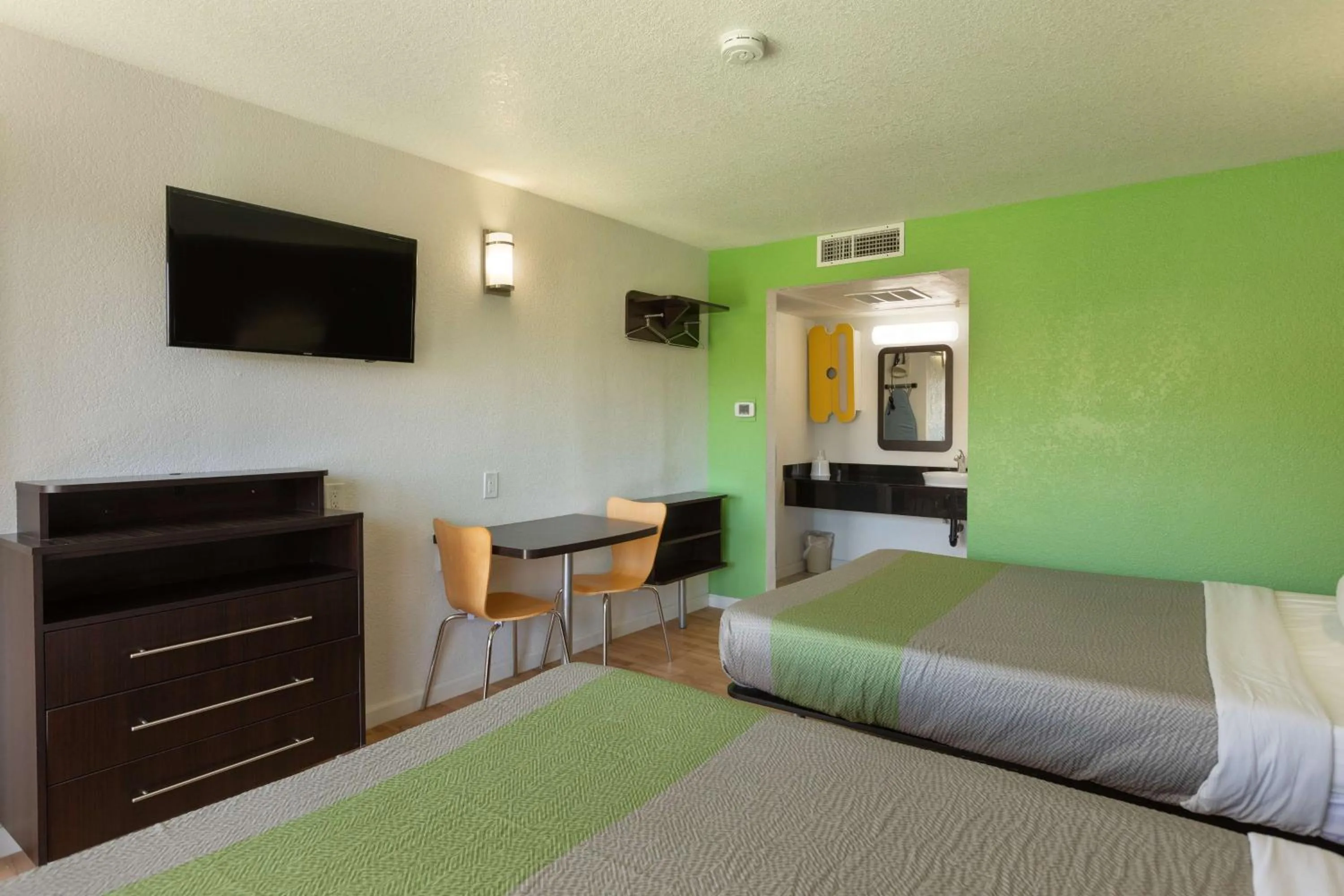 TV and multimedia, Bed in Studio 6-Barstow, CA