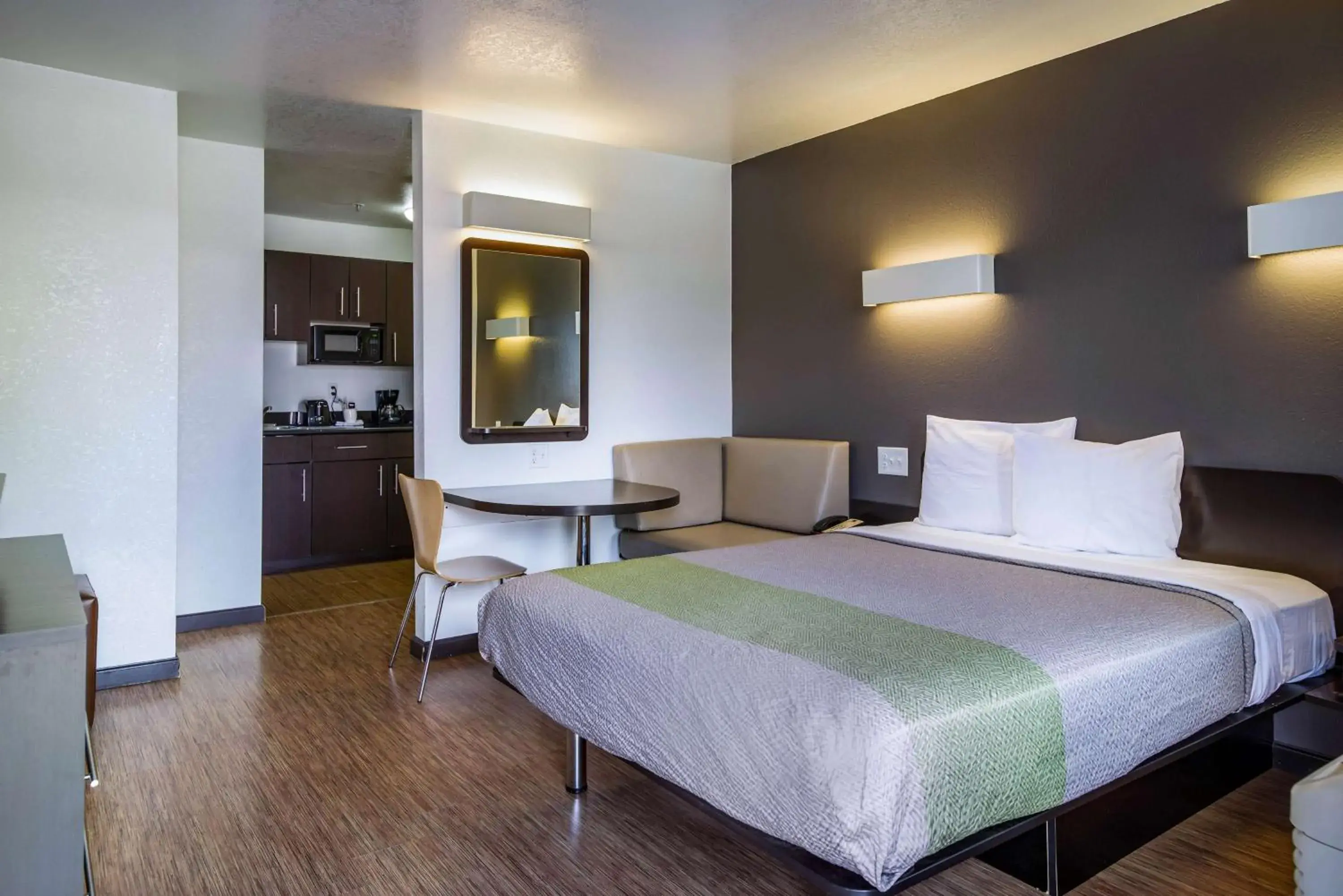 Queen Room - Non-Smoking in Studio 6-Fairfield, CA - Napa Valley Queen Room - Non-Smoking in Studio 6-Fairfield, CA - Napa Valley