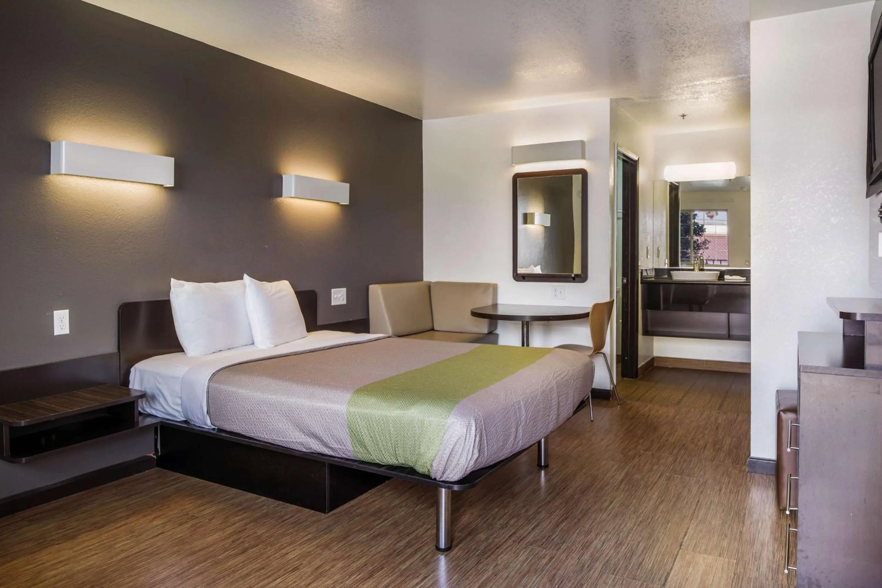 TV and multimedia, Bed in Studio 6-Fairfield, CA - Napa Valley