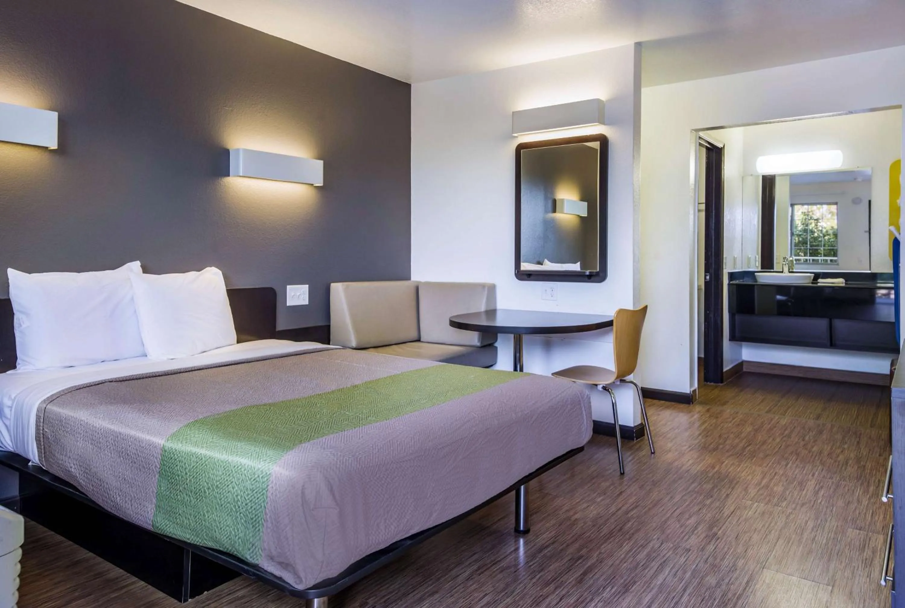 Photo of the whole room, Bed in Studio 6-Fairfield, CA - Napa Valley