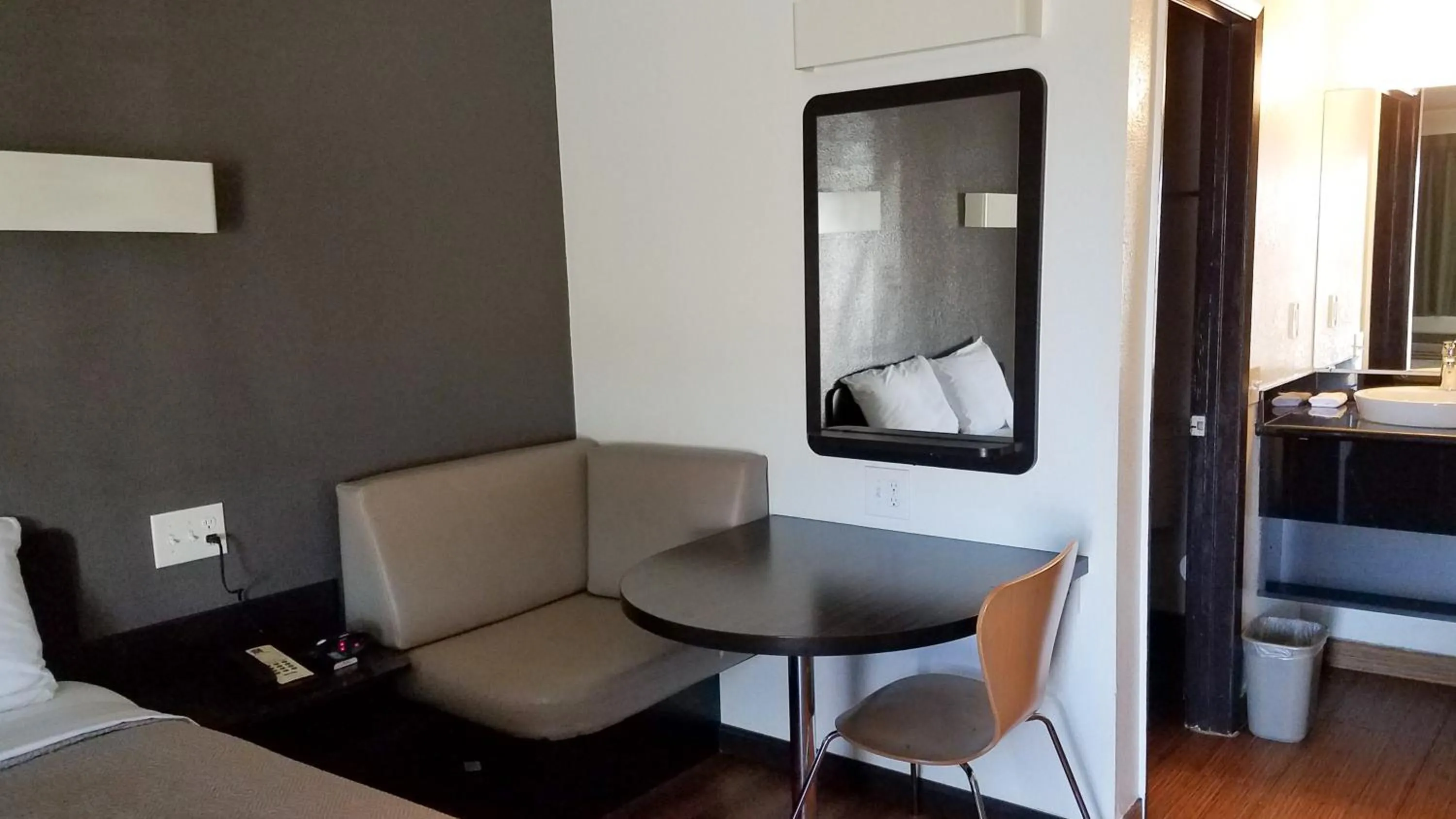 Bedroom, Bed in Studio 6-Fairfield, CA - Napa Valley