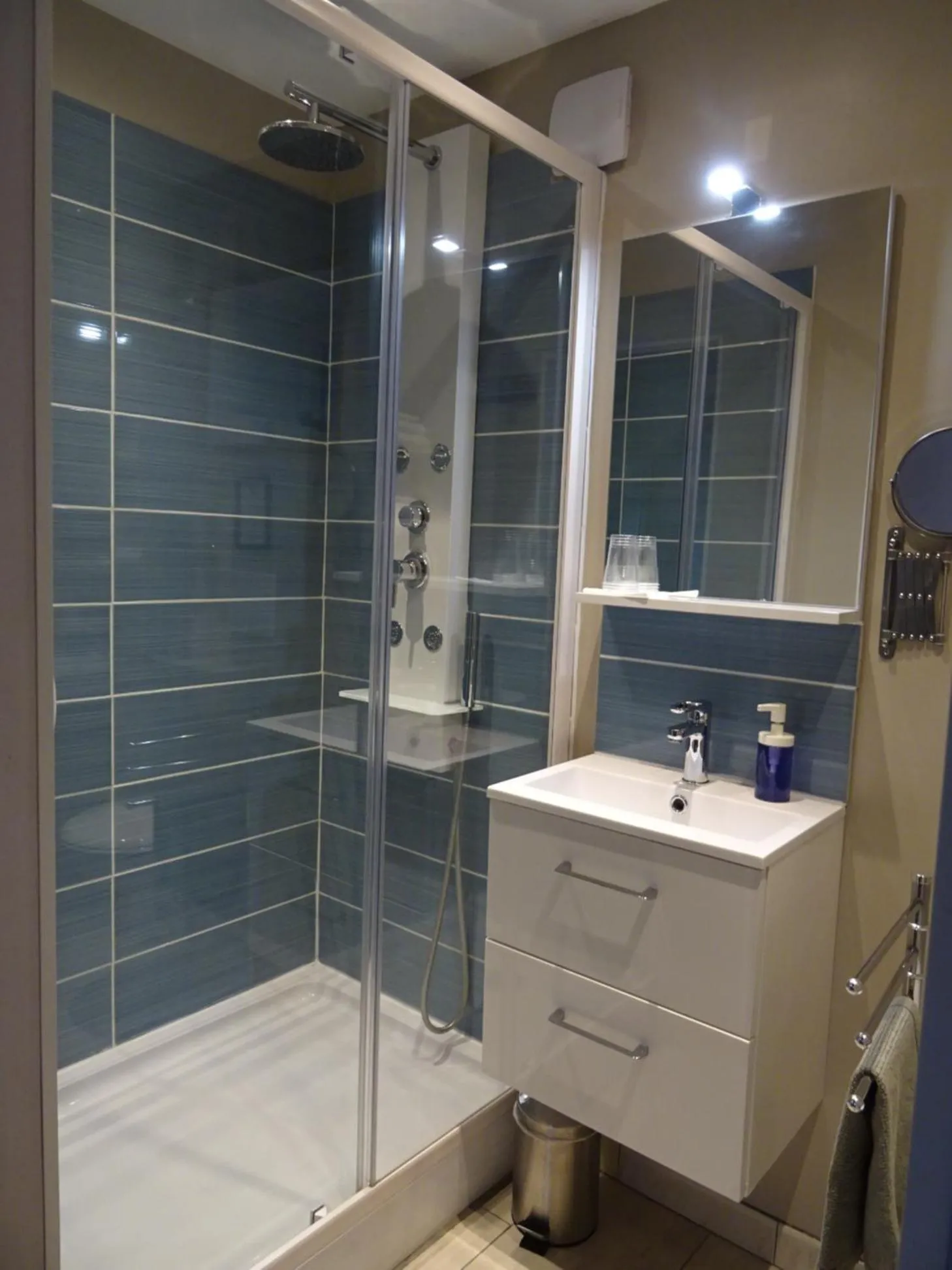 Shower in La ferme aux chats