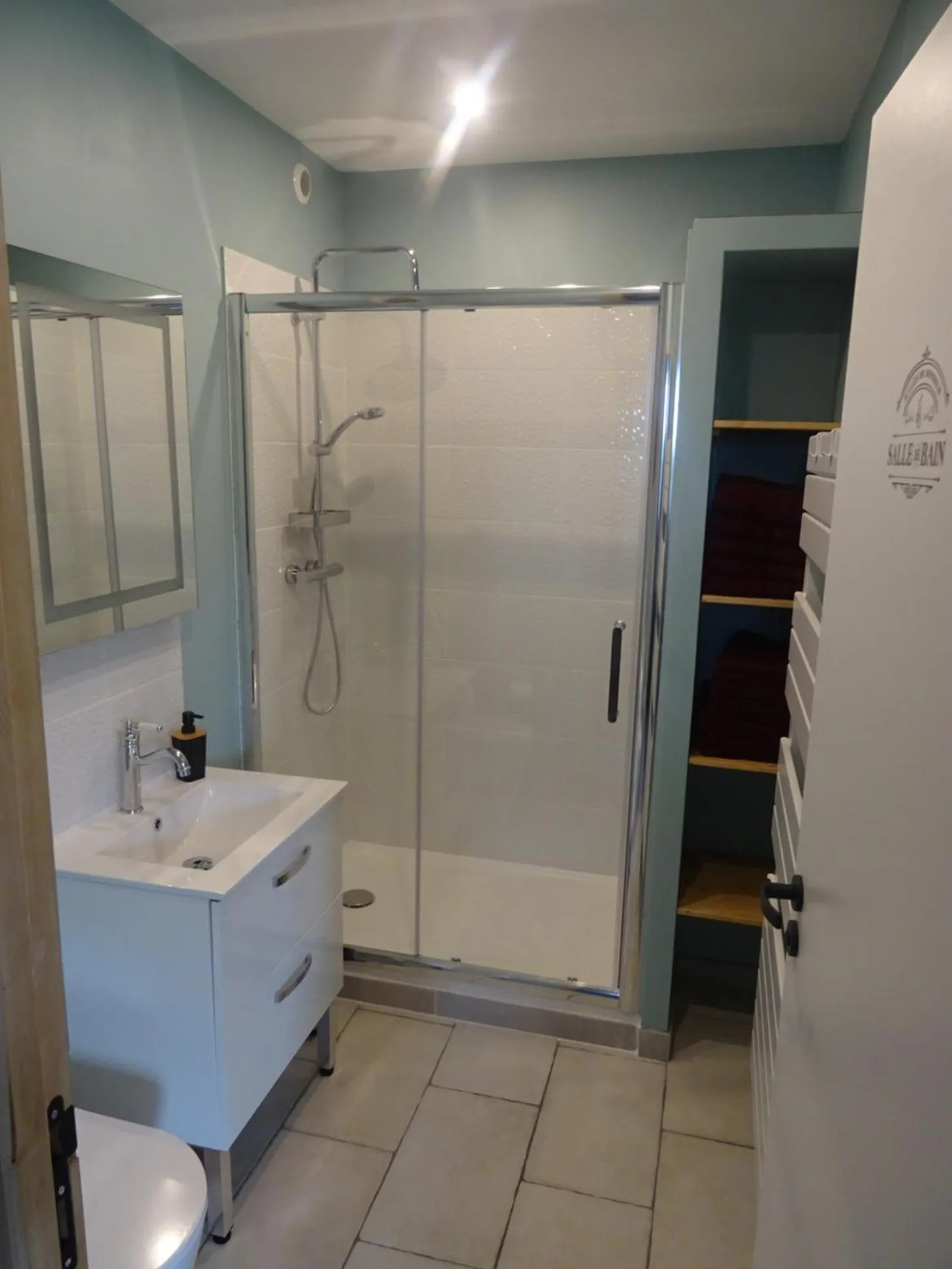 Shower in La ferme aux chats