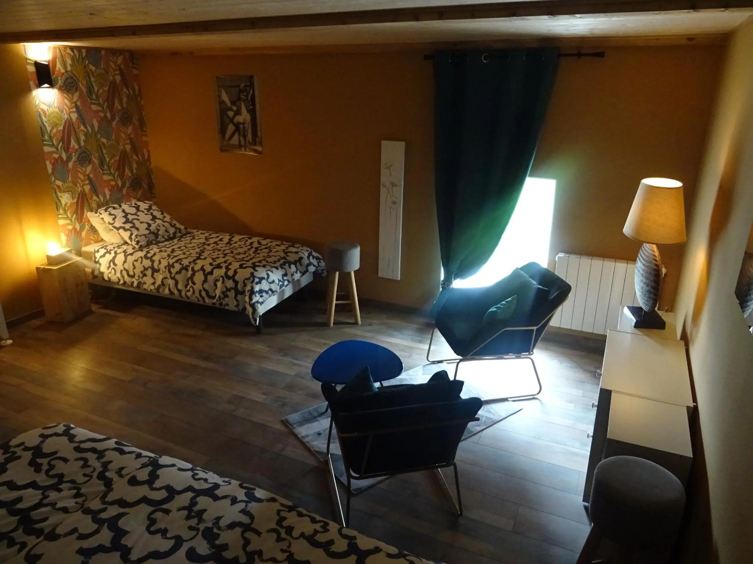 Photo of the whole room, Bed in La ferme aux chats