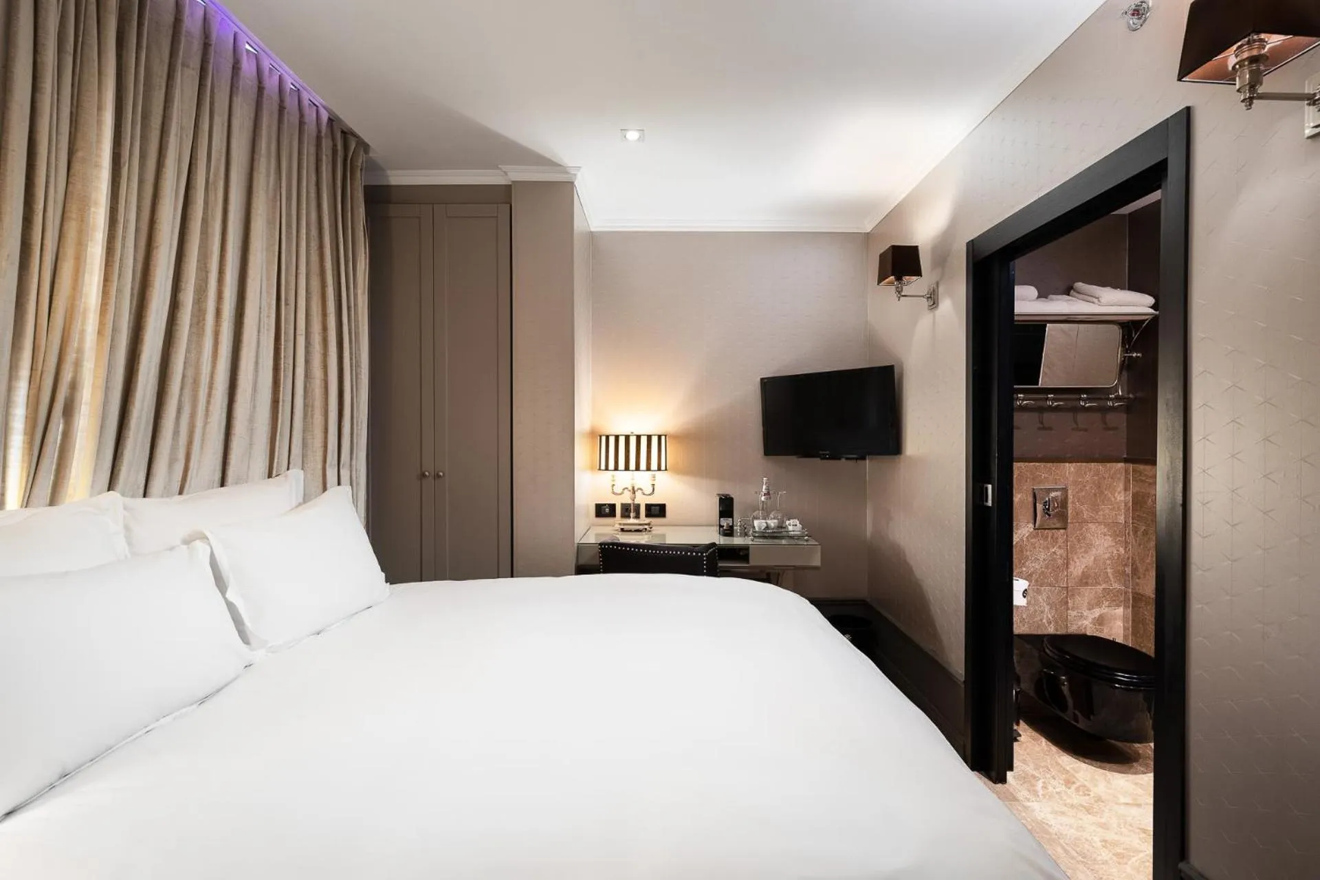 Bedroom, Bed in Hotel B Berdichevsky