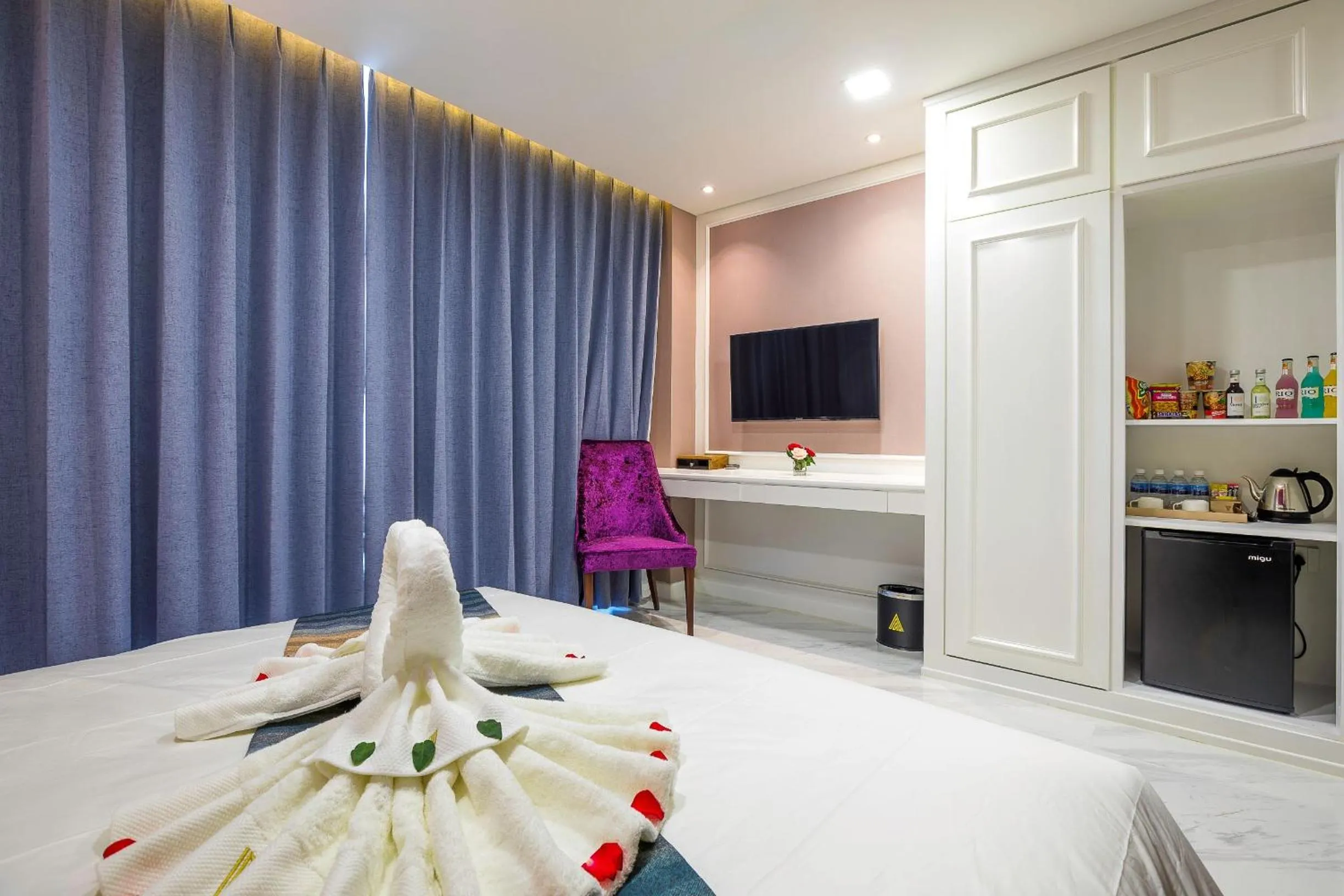 Bedroom, Bed in V Boutique Hotel