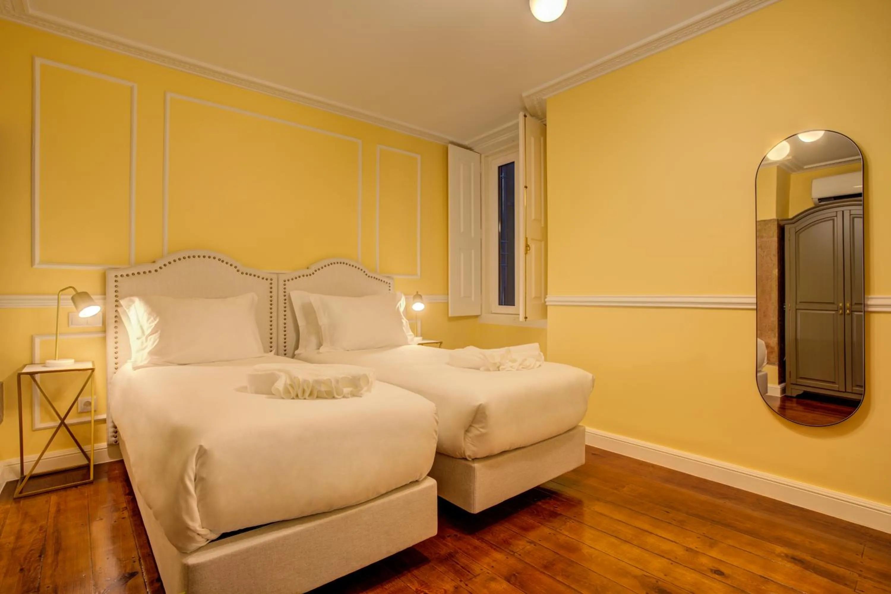 Twin Room in Solar dos Poetas