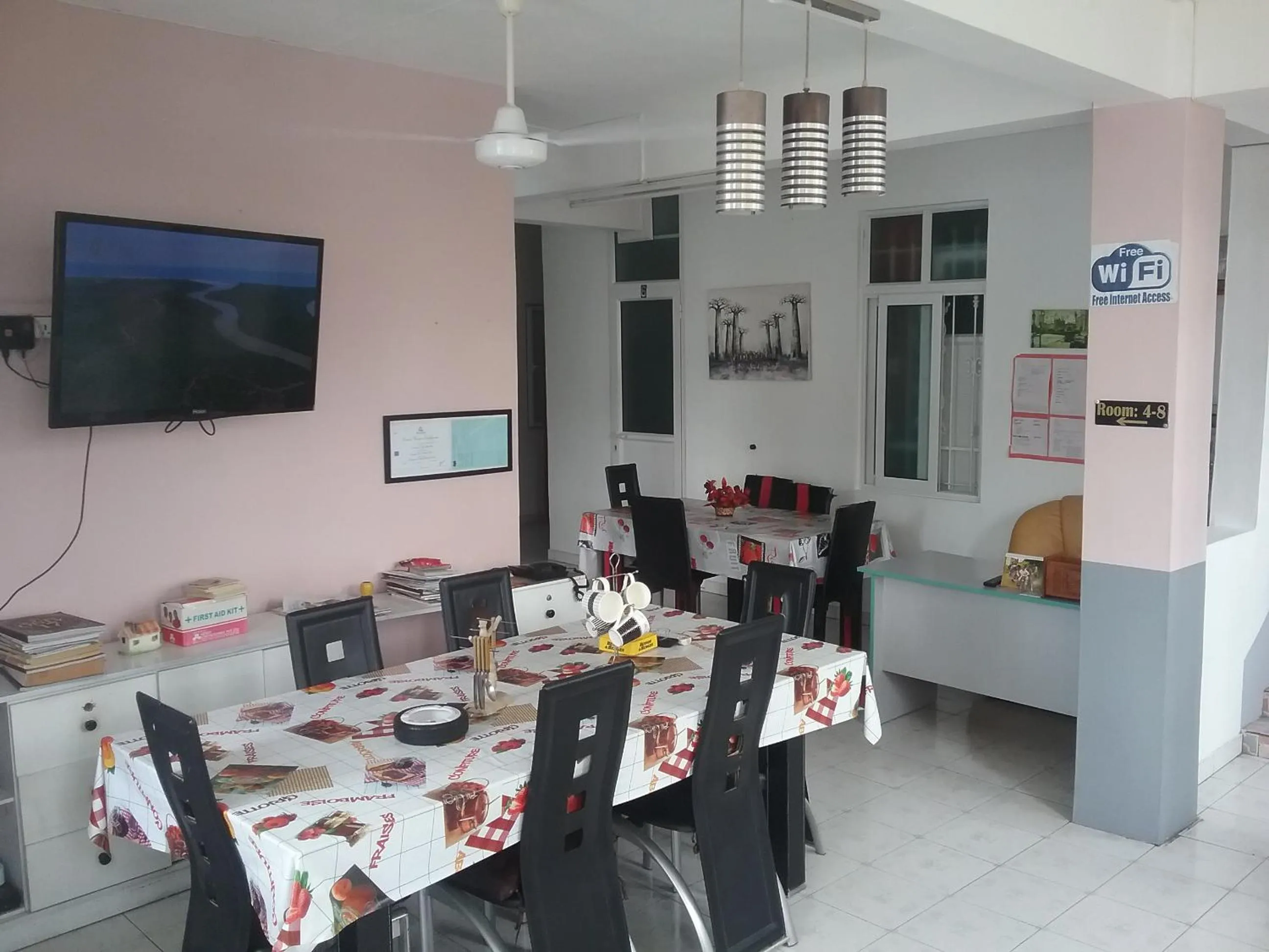 Communal lounge/ TV room in La Plaine Verte Guesthouse