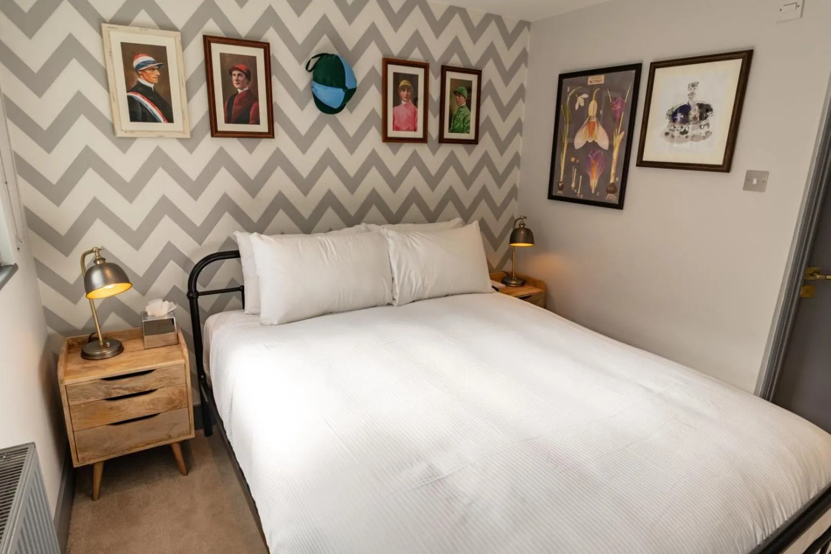 Photo of the whole room, Bed in Albert Arms