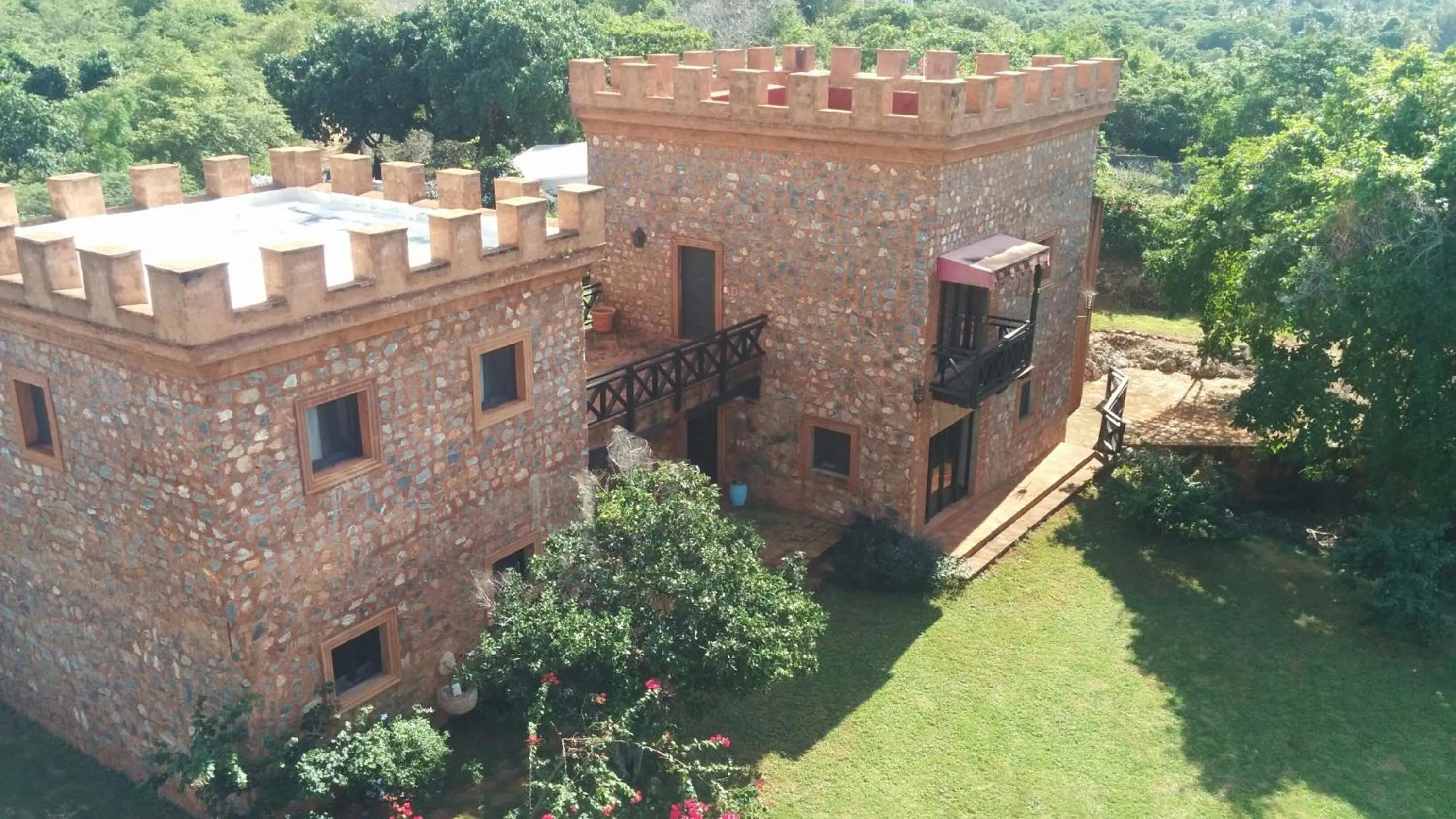 Property building in El Castillo