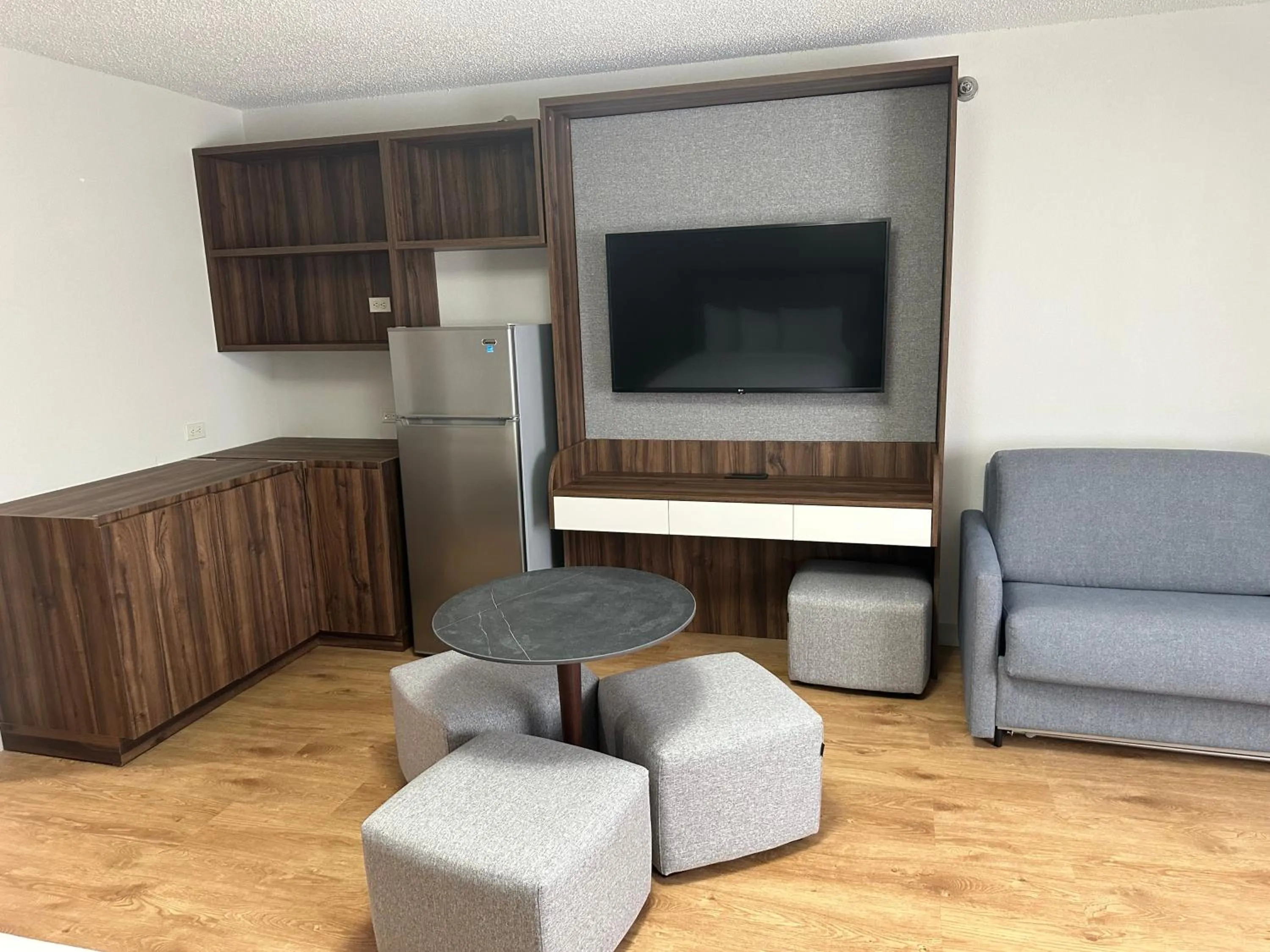 Seating area in Wingate by Wyndham Hattiesburg