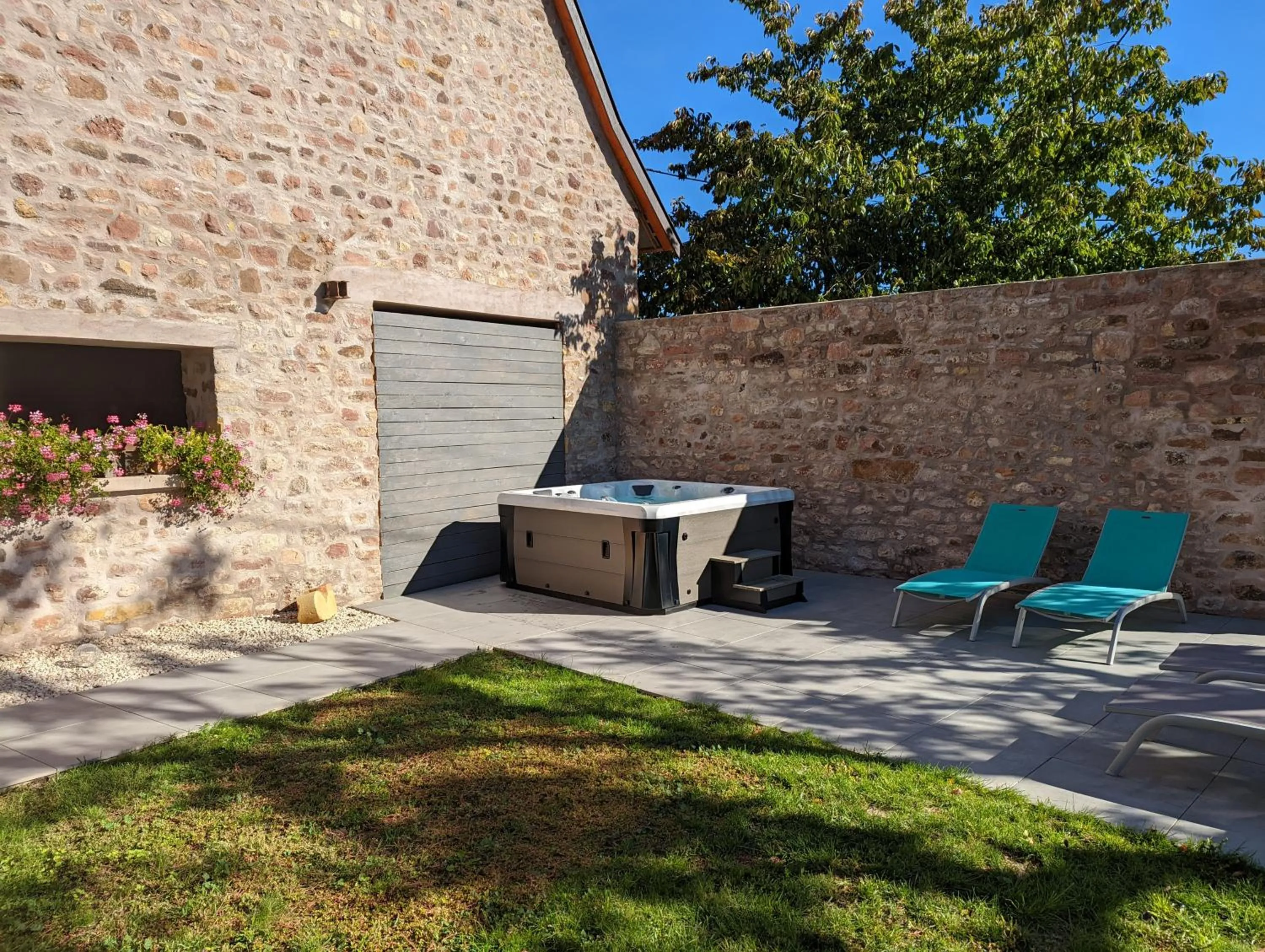 Hot Tub in La Maison d'Emilie