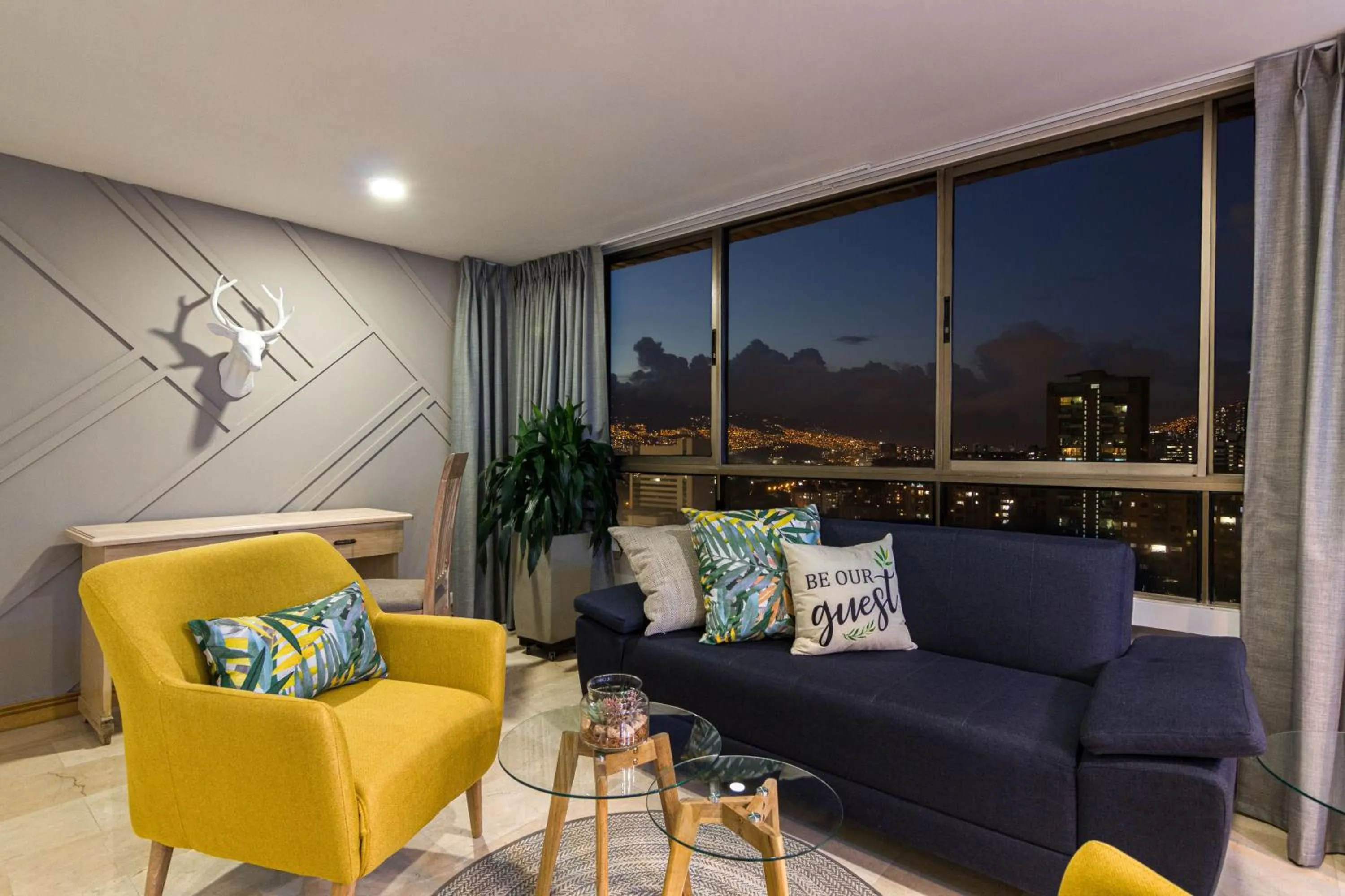 Living room in Alcazar de Oviedo by EE Hoteles