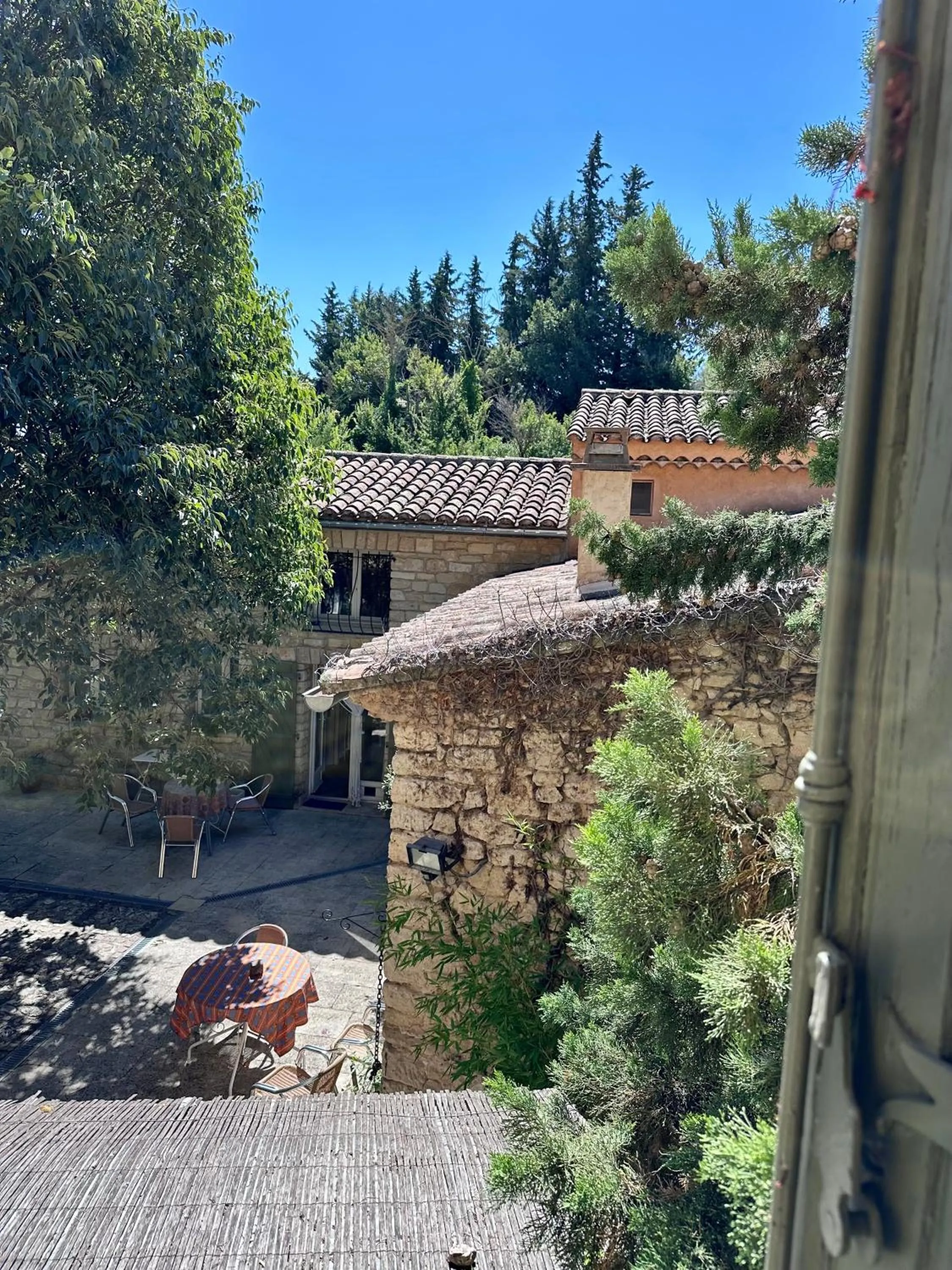 Inner courtyard view in Moulin d'Antelon B&B