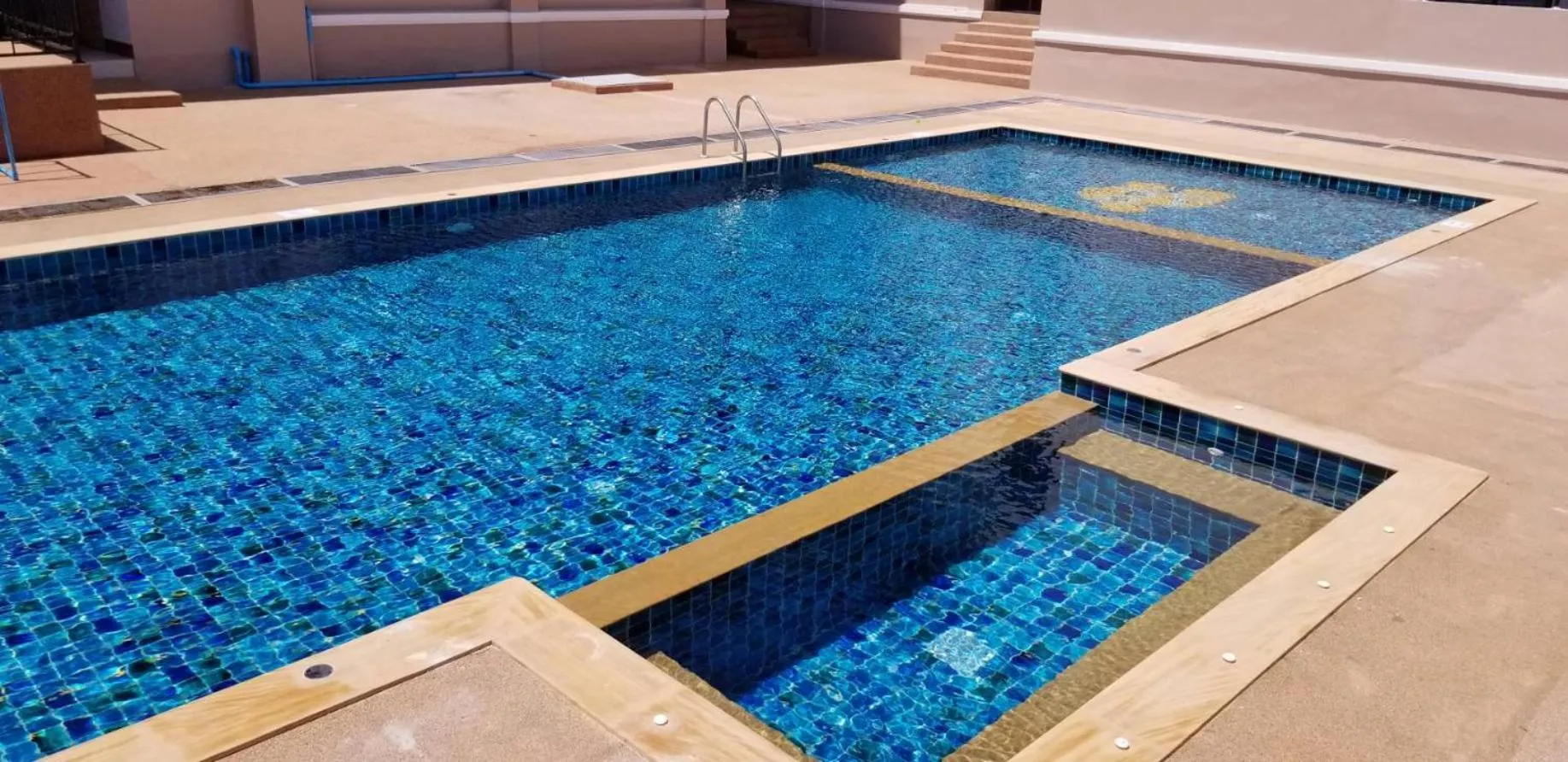 Swimming pool in S-Tawan Hotel & Convention