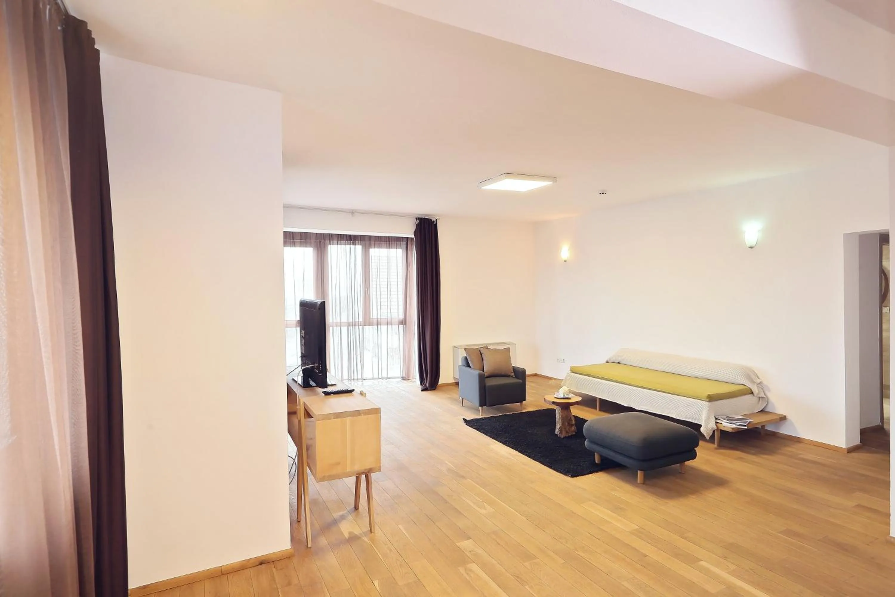 Living room, Bed in Living In Aparthotel