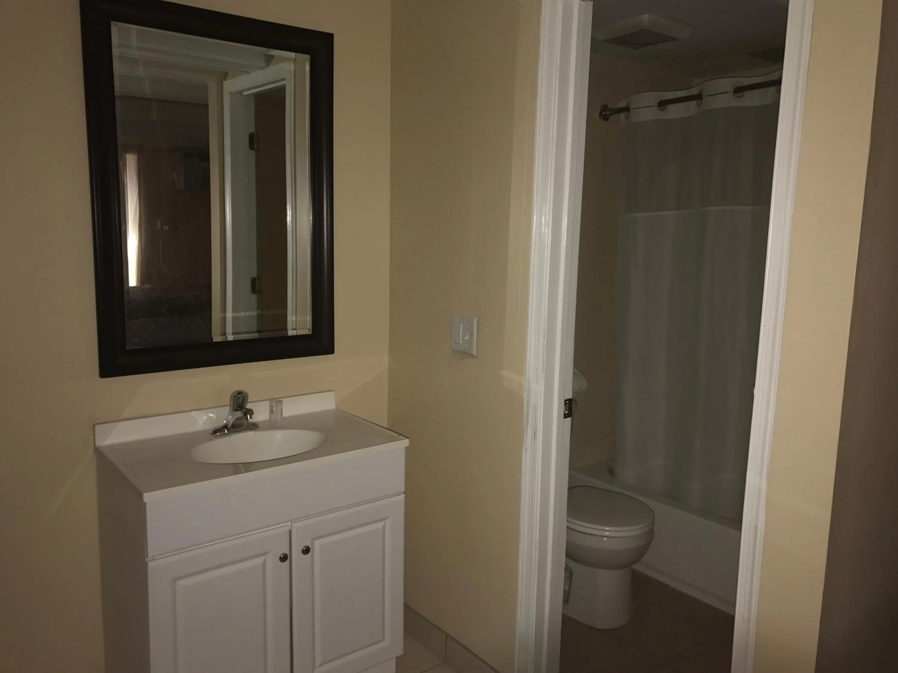 Bathroom in La Fontana Motel