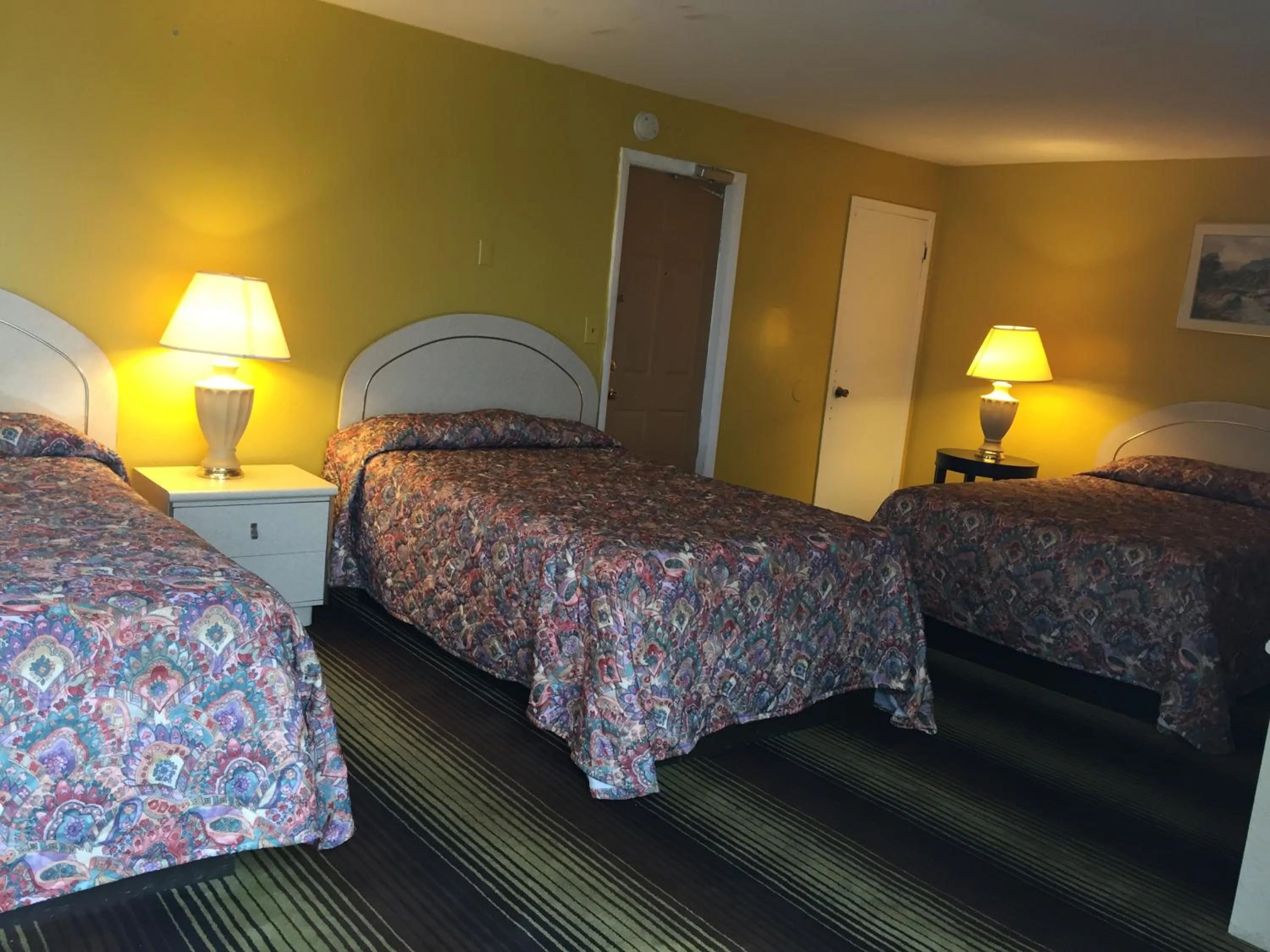 Bedroom in La Fontana Motel