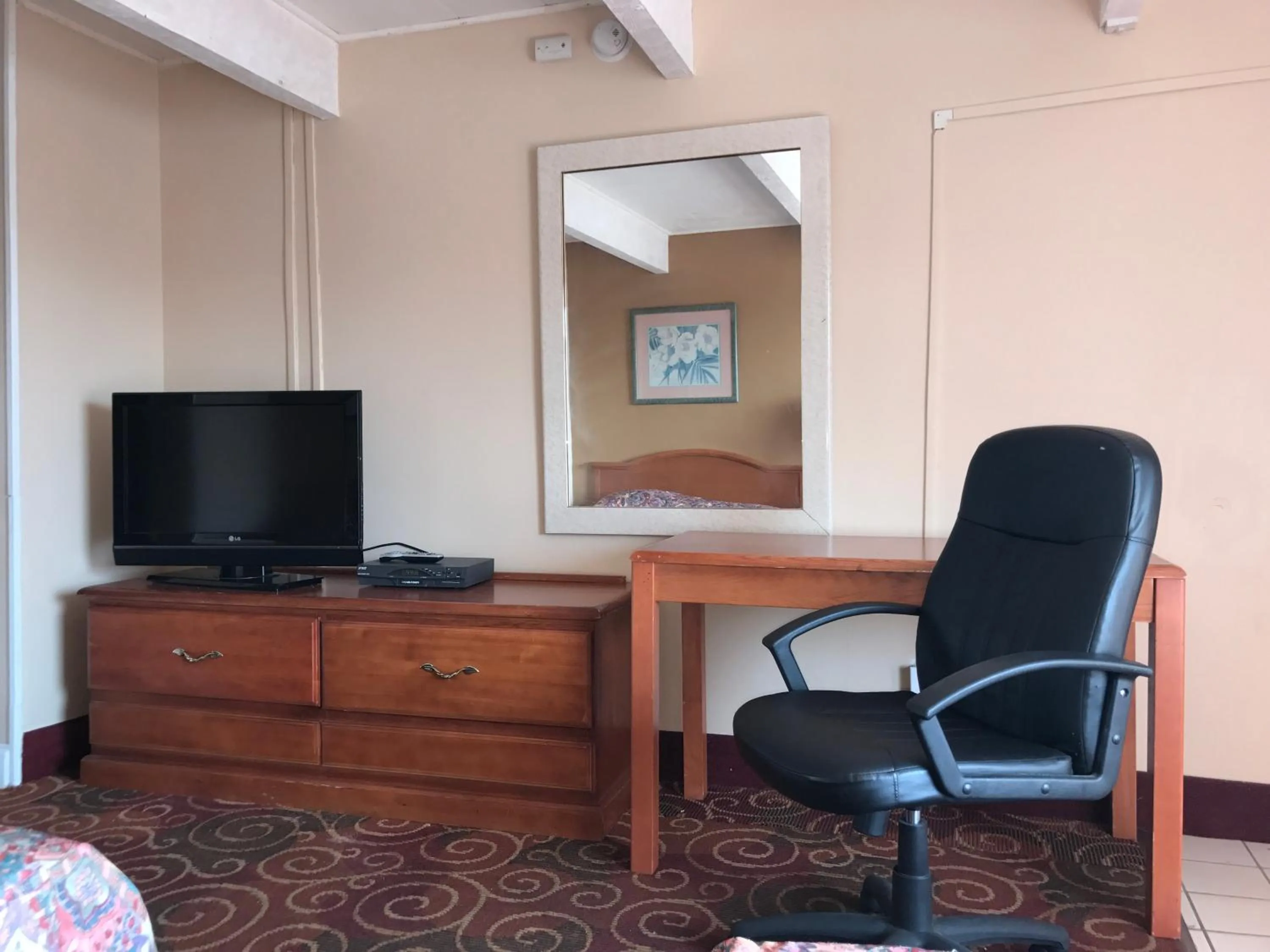 TV and multimedia, TV/Entertainment Center in La Fontana Motel