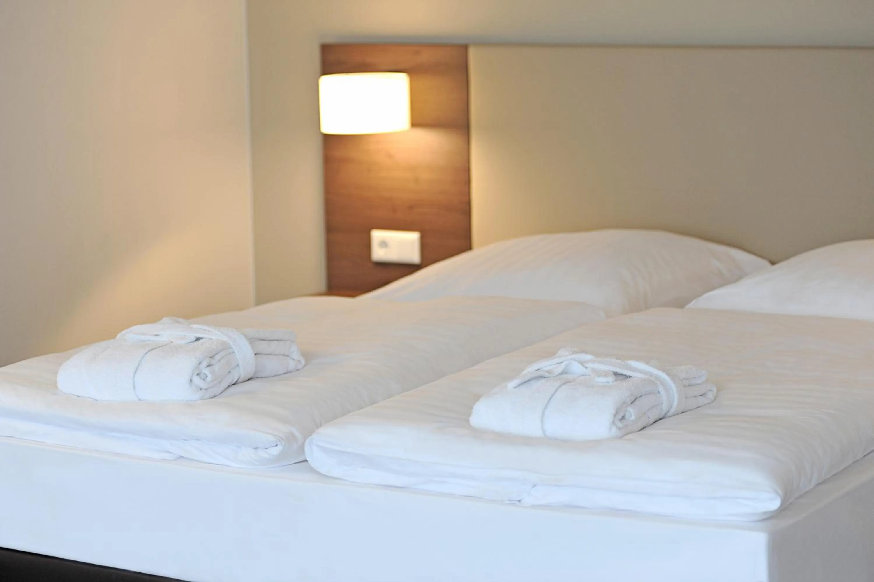 Bedroom, Bed in GenoHotel Baunatal