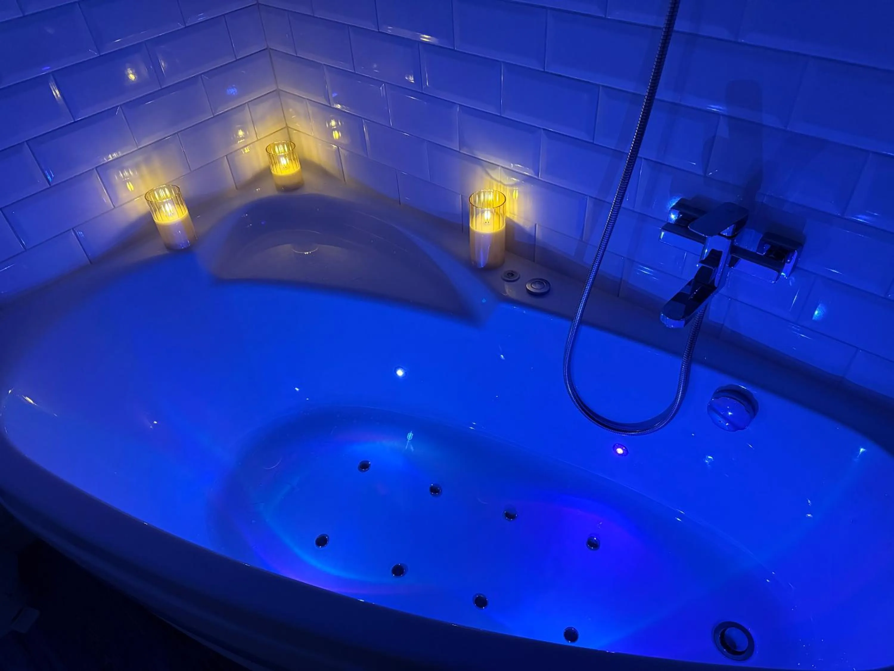 Hot Tub in Apart-Hotel LAVINA з ДЖАКУЗІ