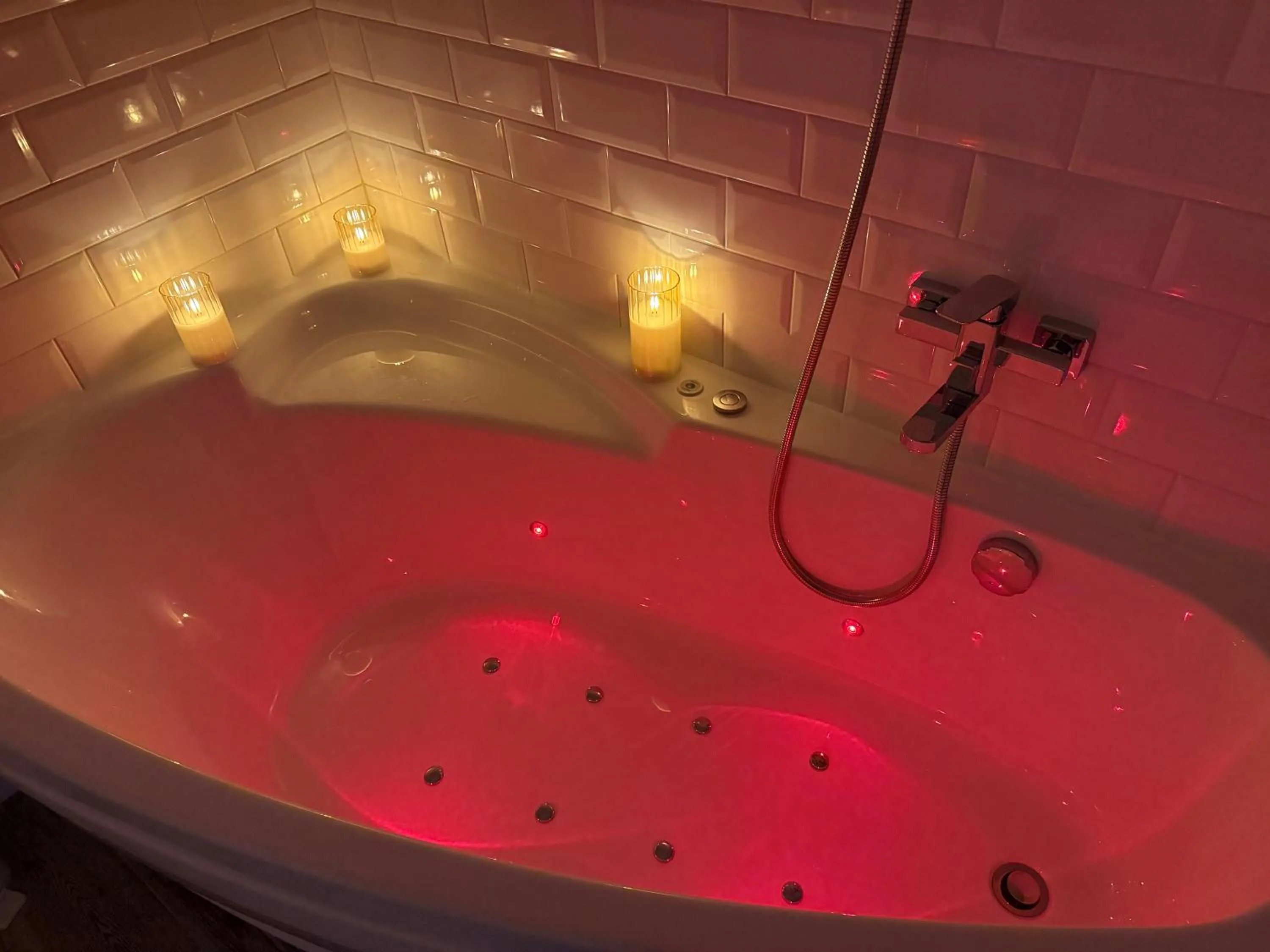 Hot Tub in Apart-Hotel LAVINA з ДЖАКУЗІ