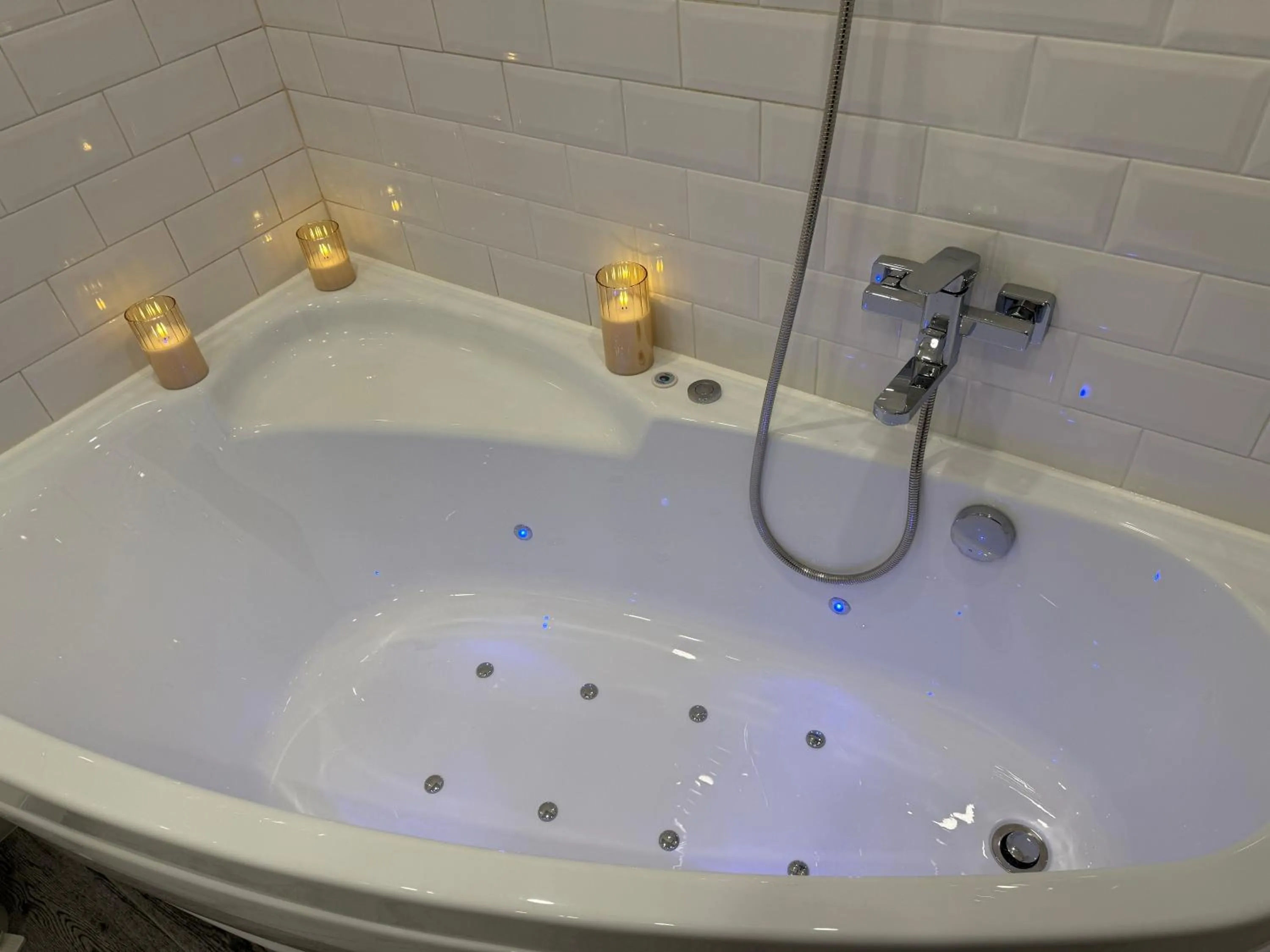 Hot Tub in Apart-Hotel LAVINA з ДЖАКУЗІ