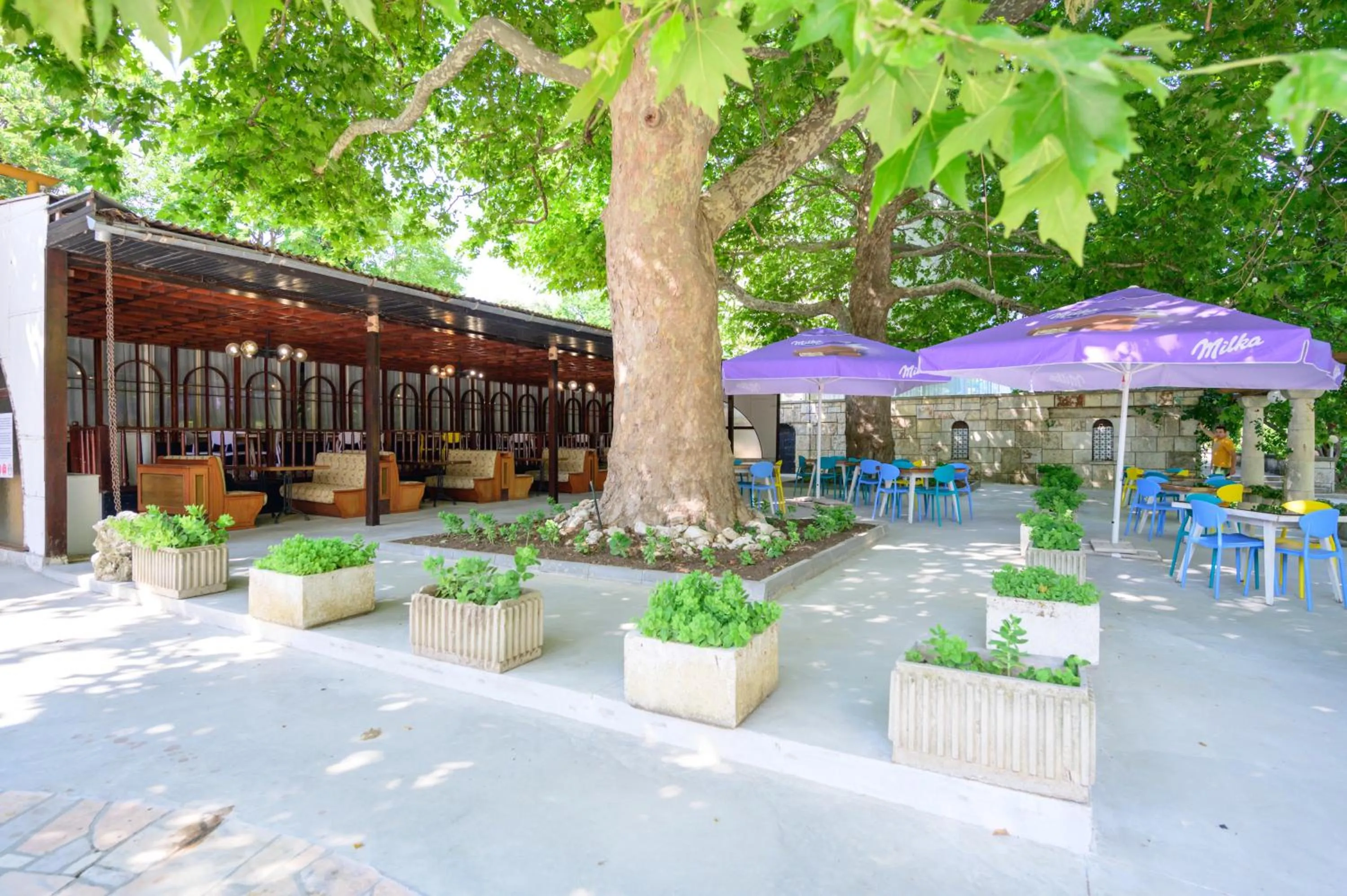 Restaurant/places to eat in International House of Journalists Resort