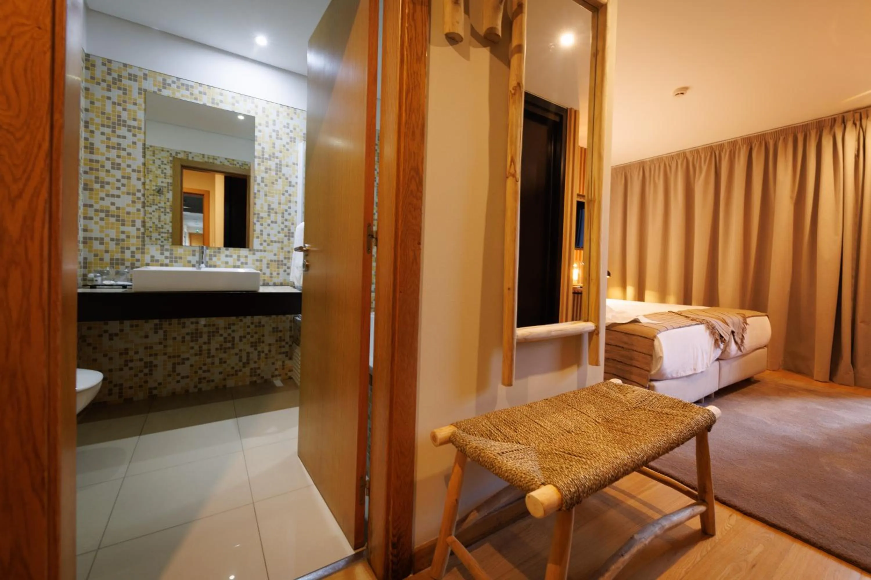 Bathroom, Bed in Hotel Folgosa Douro