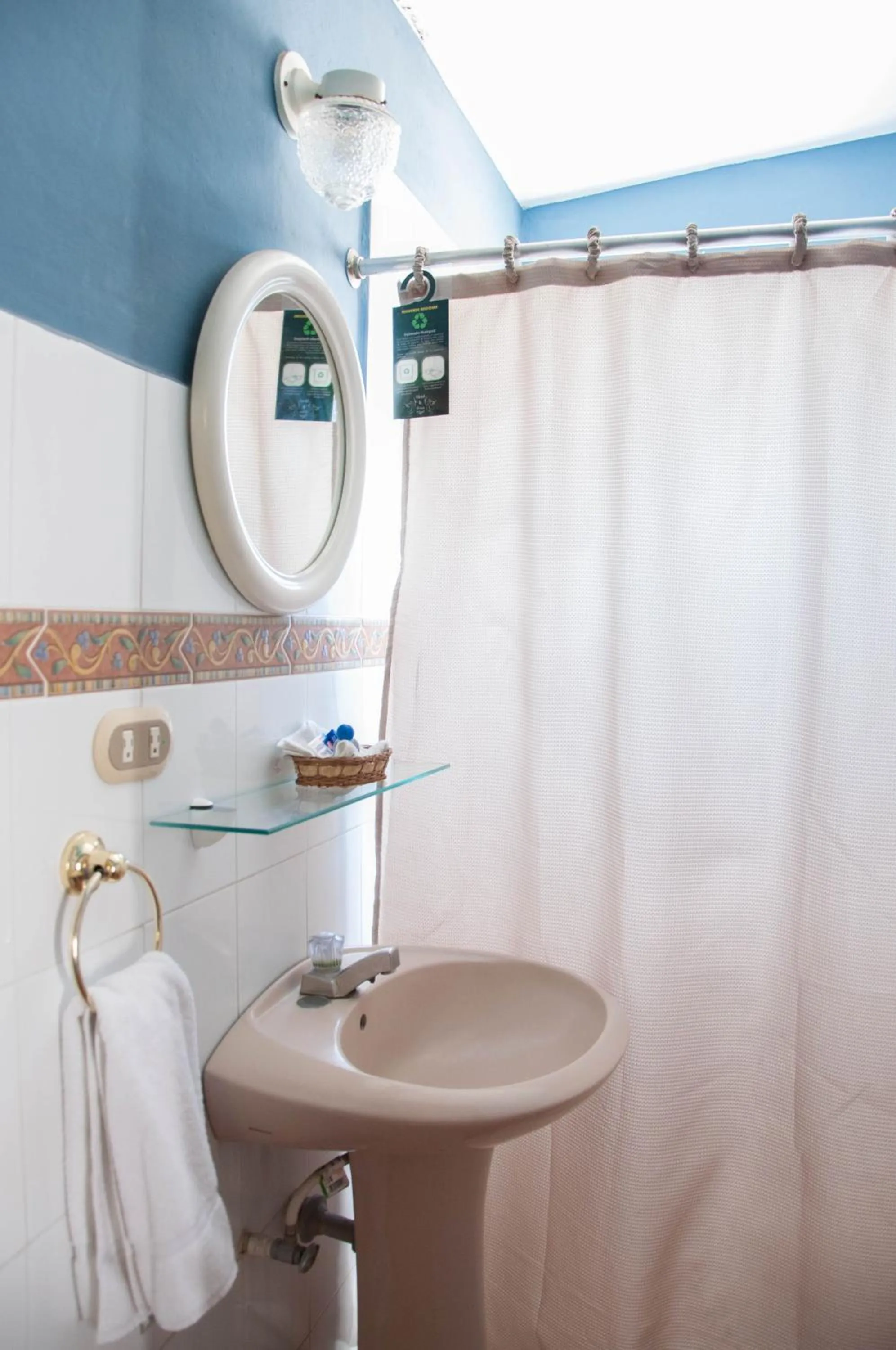 Shower in Hotel La Posada del Angel