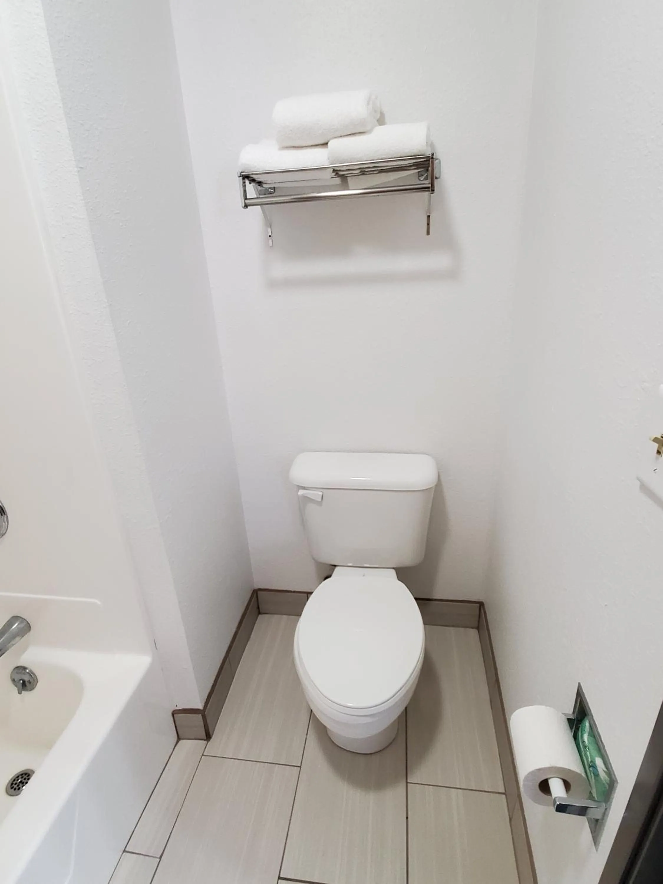 Toilet in Super 7 Inn Tecumseh