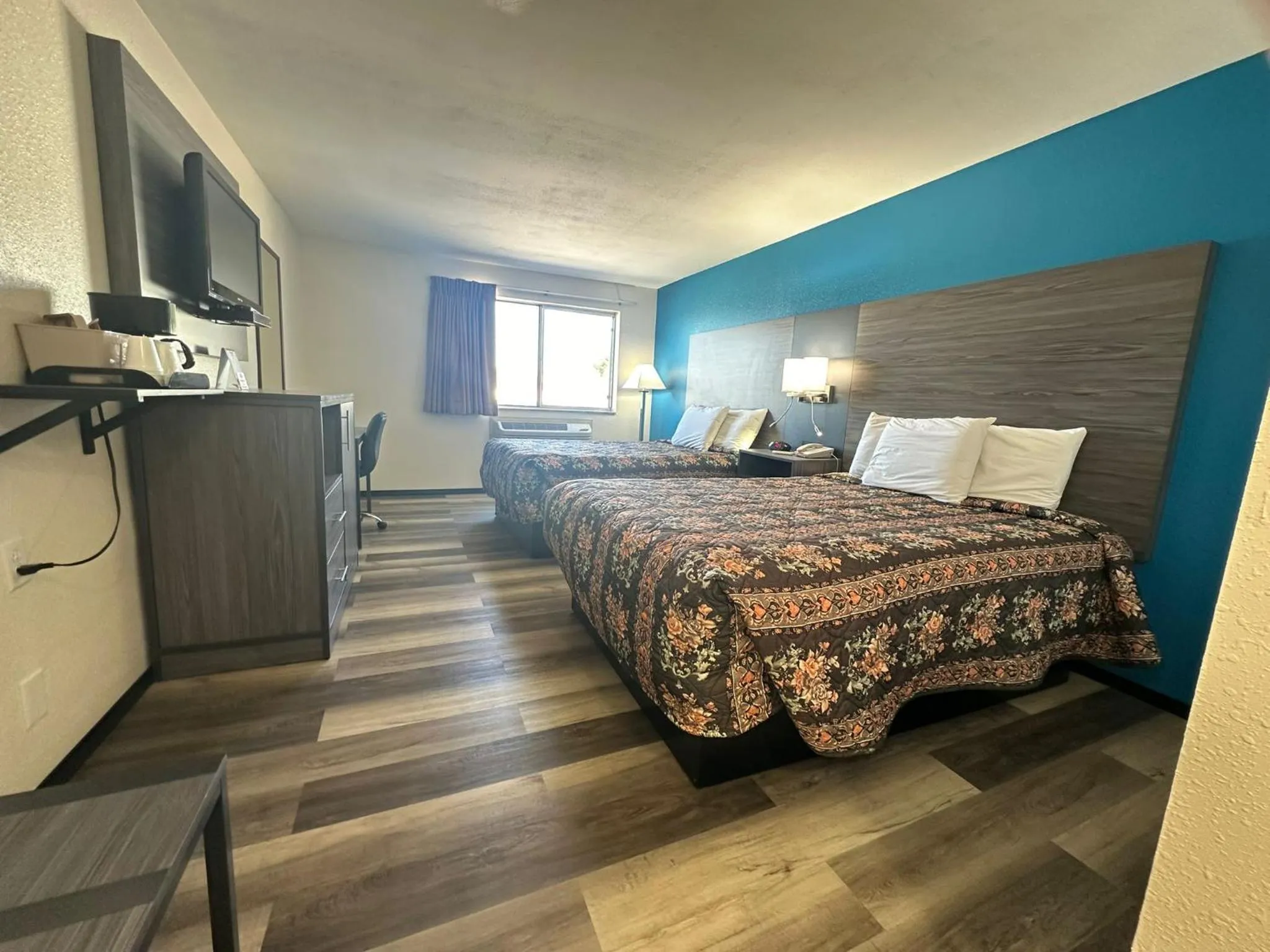 Photo of the whole room, Bed in Super 7 Inn Tecumseh