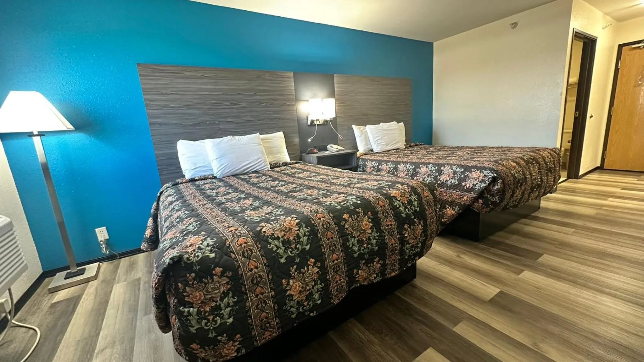 Bed in Super 7 Inn Tecumseh