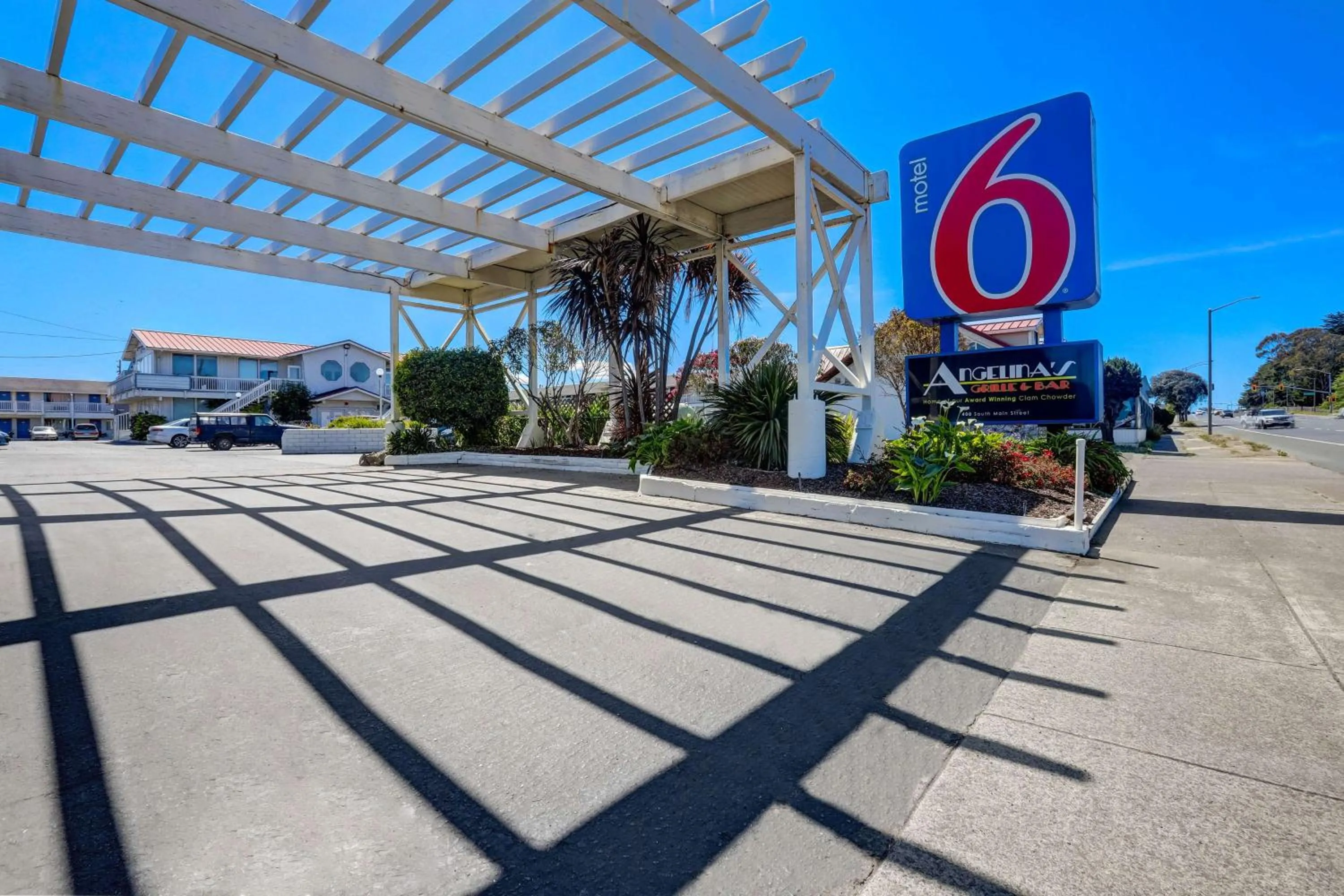 Property building in Motel 6 Fort Bragg, CA