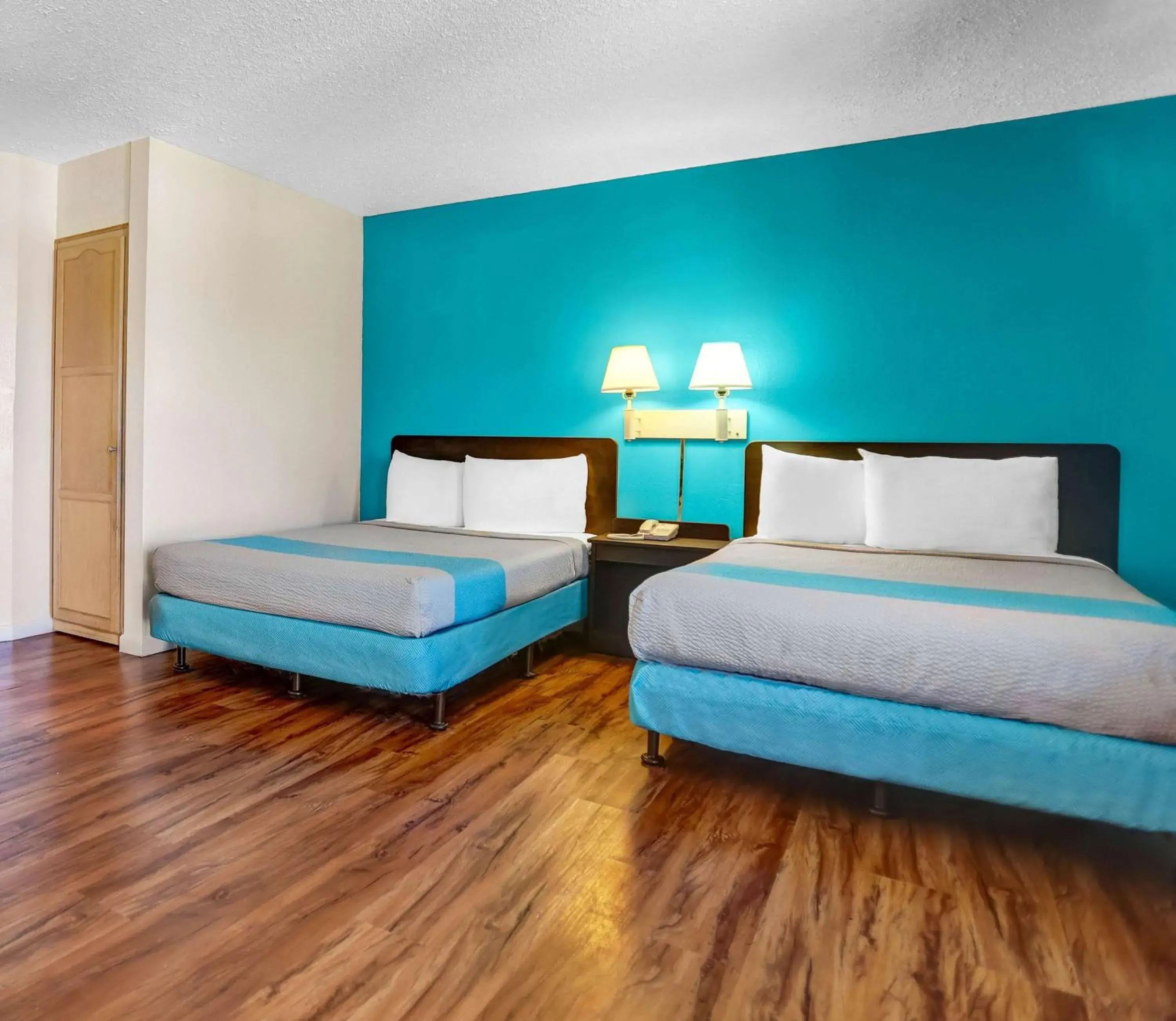 Quadruple Room - Disability Access - Roll in Shower in Motel 6 Fort Bragg, CA Quadruple Room - Disability Access - Roll in Shower in Motel 6 Fort Bragg, CA