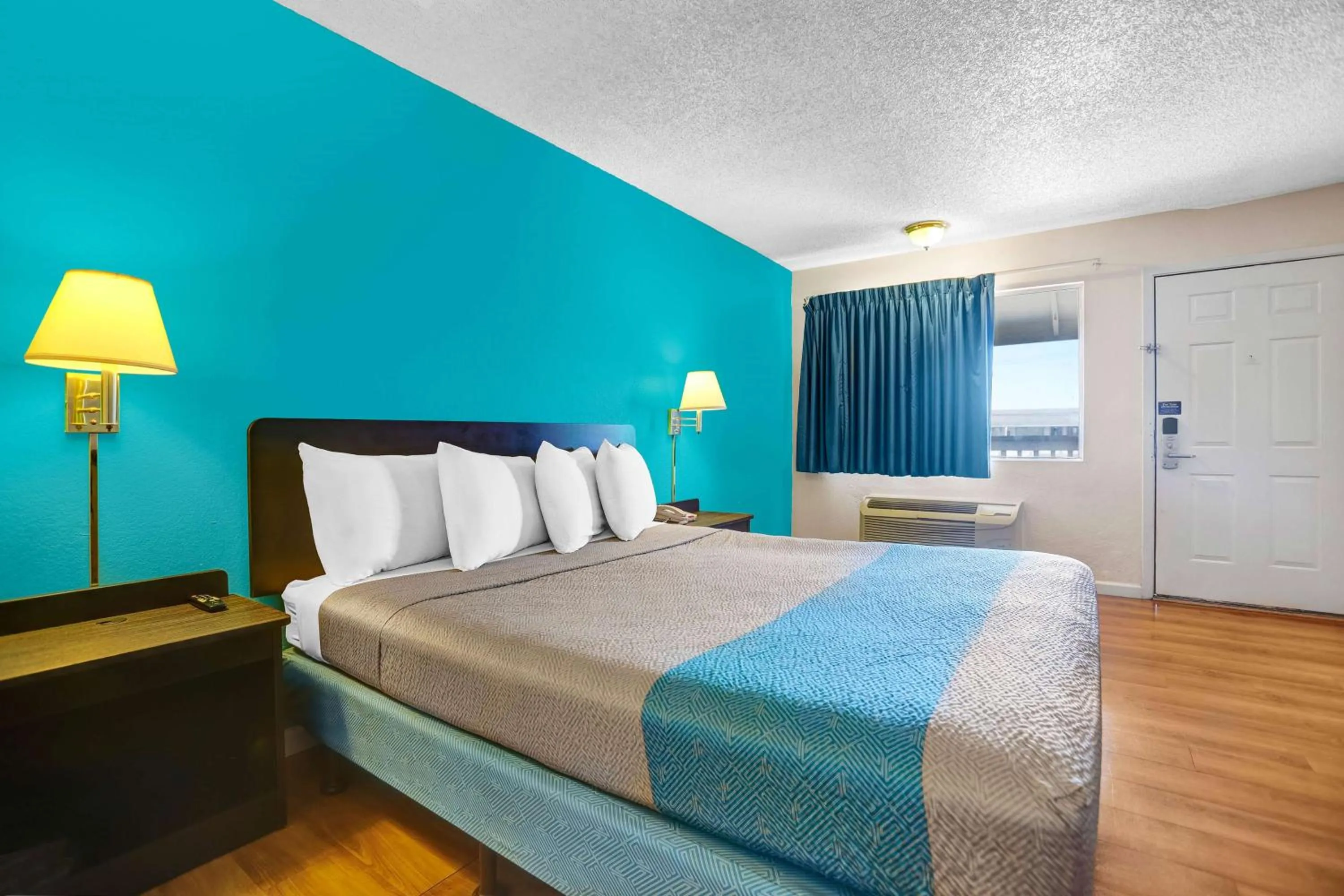 Bedroom, Bed in Motel 6 Fort Bragg, CA