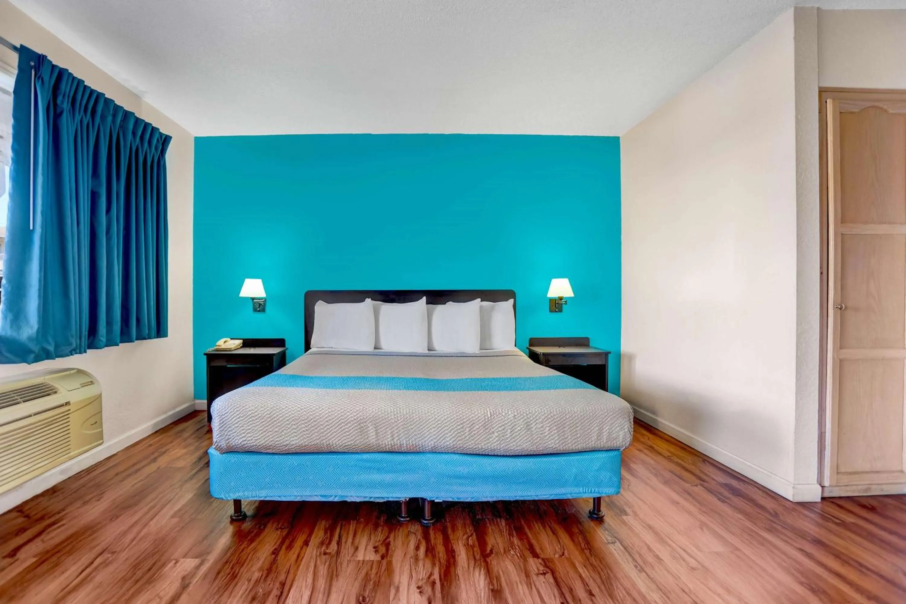 Bedroom, Bed in Motel 6 Fort Bragg, CA