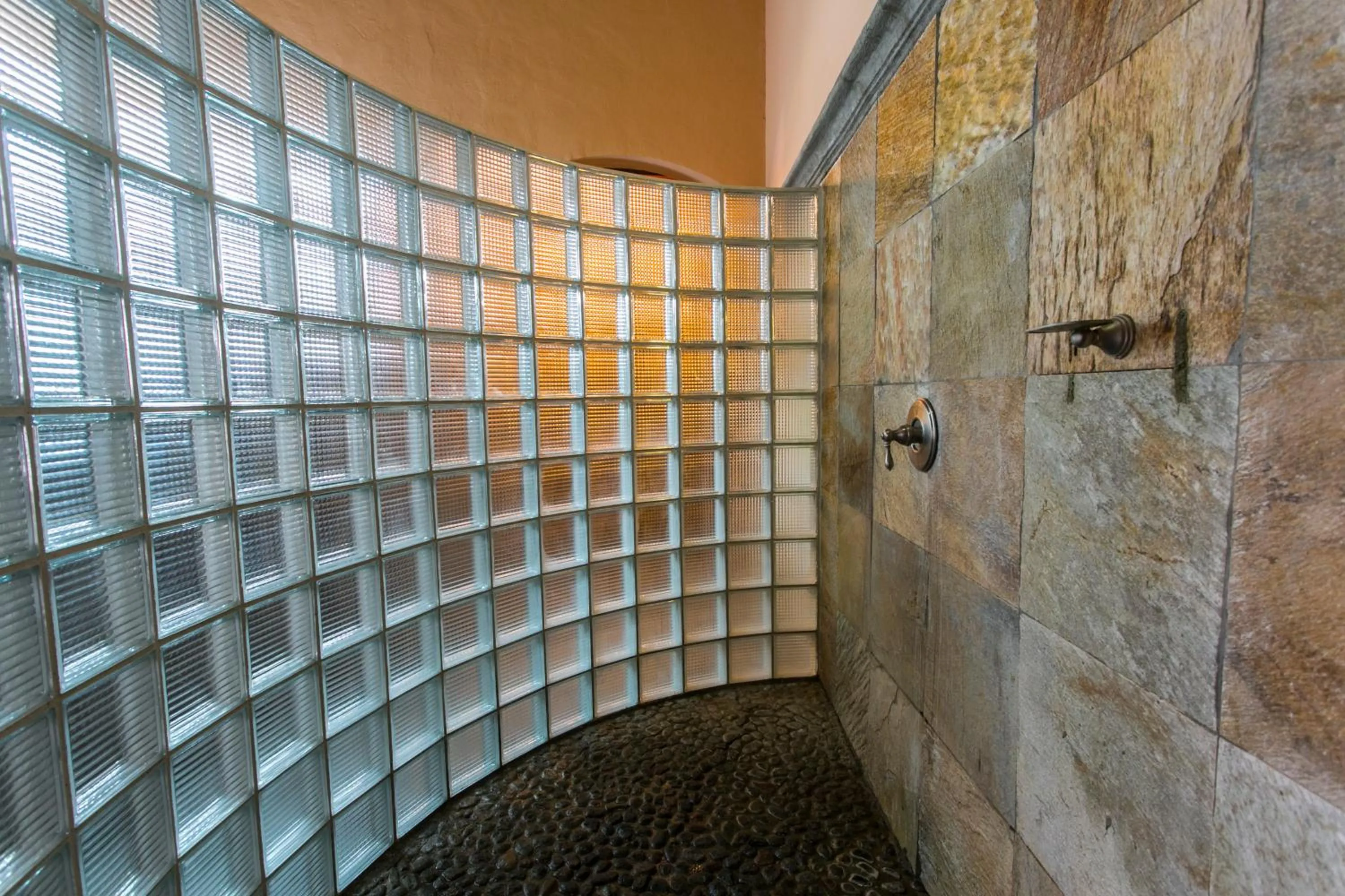 Shower in Hotel Casa del Consulado