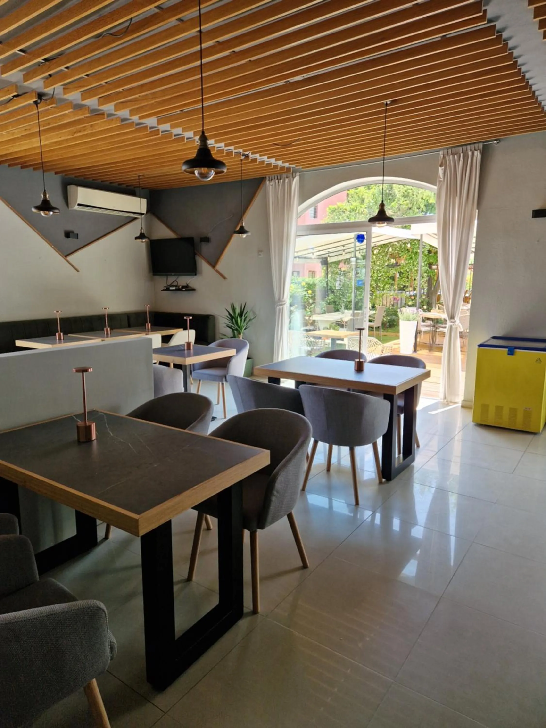 Restaurant/places to eat in Family Hotel Saga