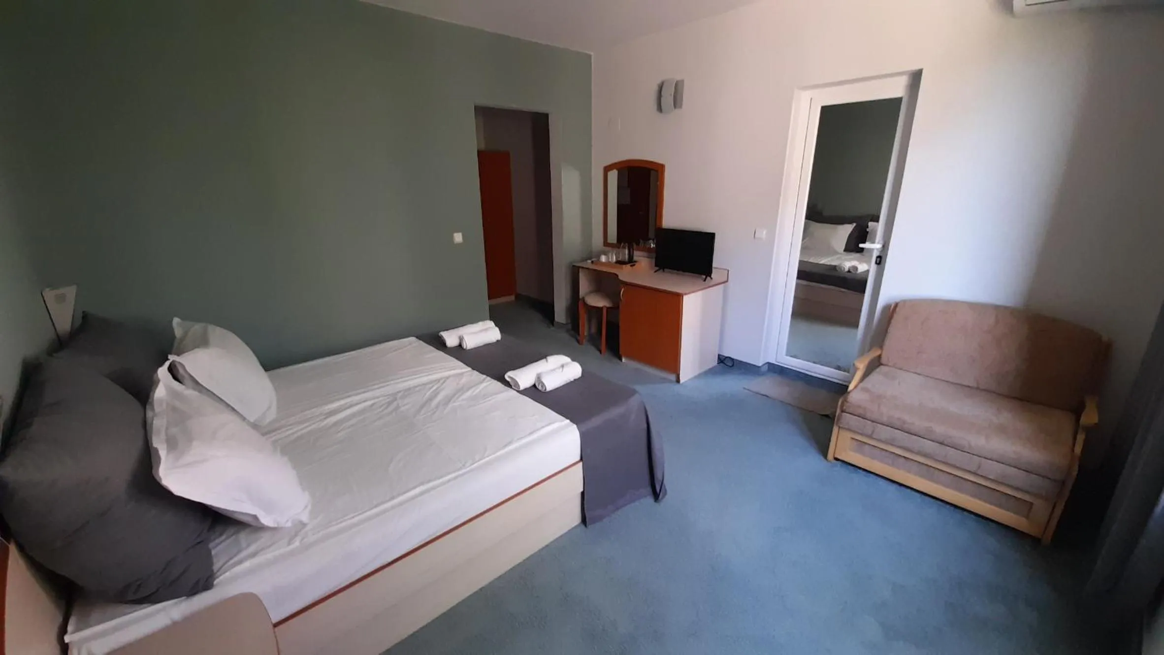 Photo of the whole room, Bed in Family Hotel Saga