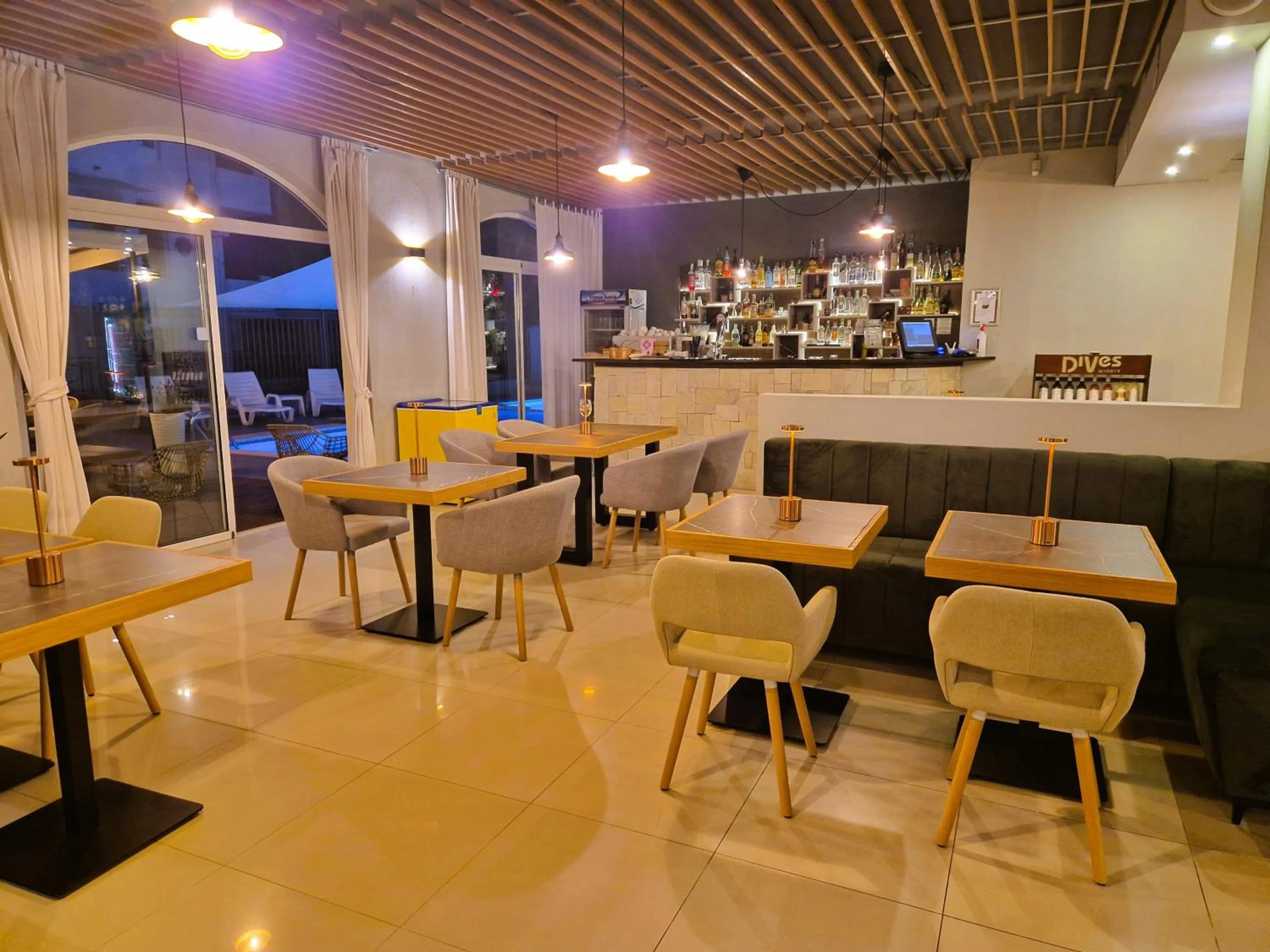 Restaurant/places to eat in Family Hotel Saga